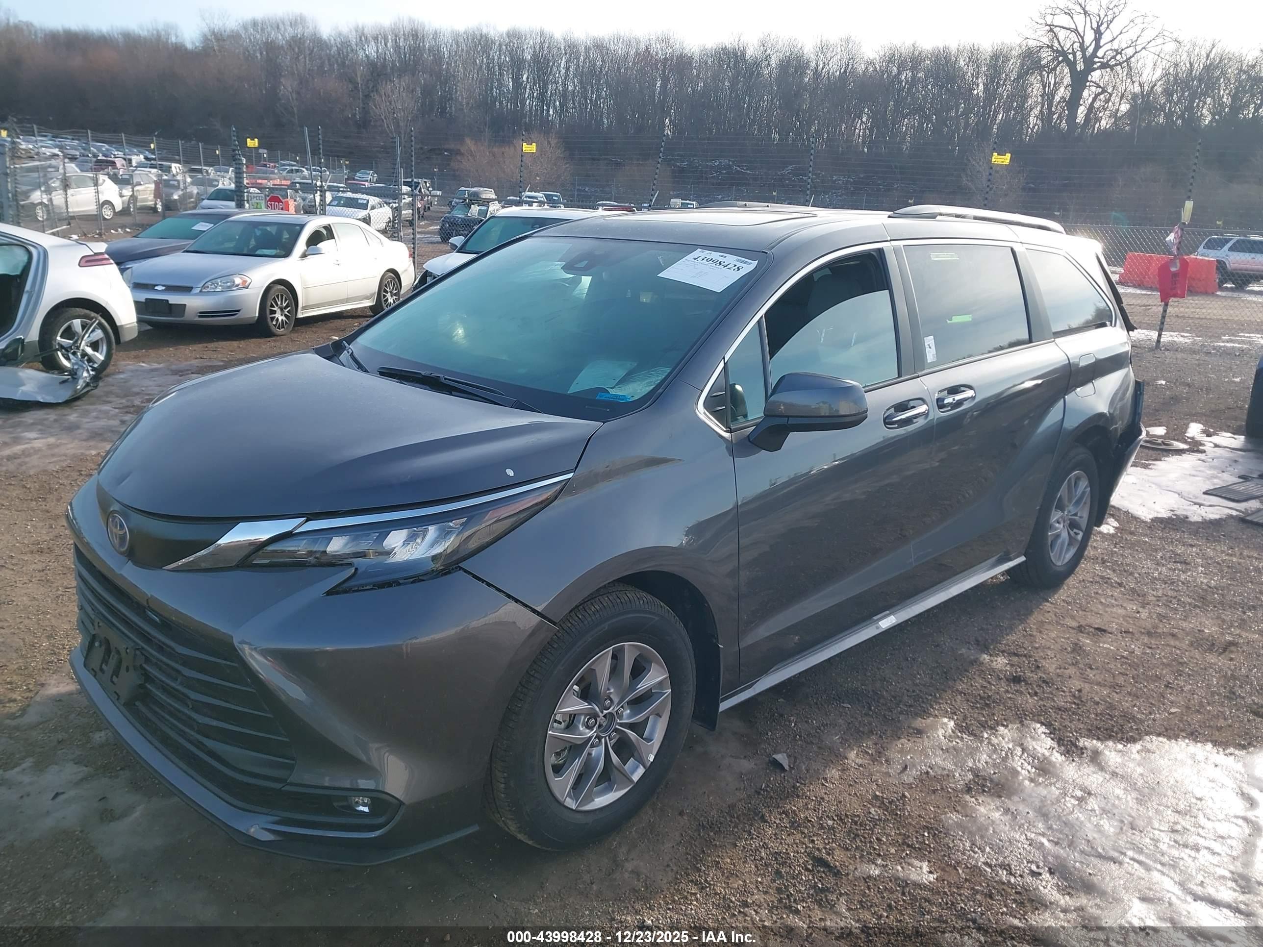 TOYOTA SIENNA image 2
