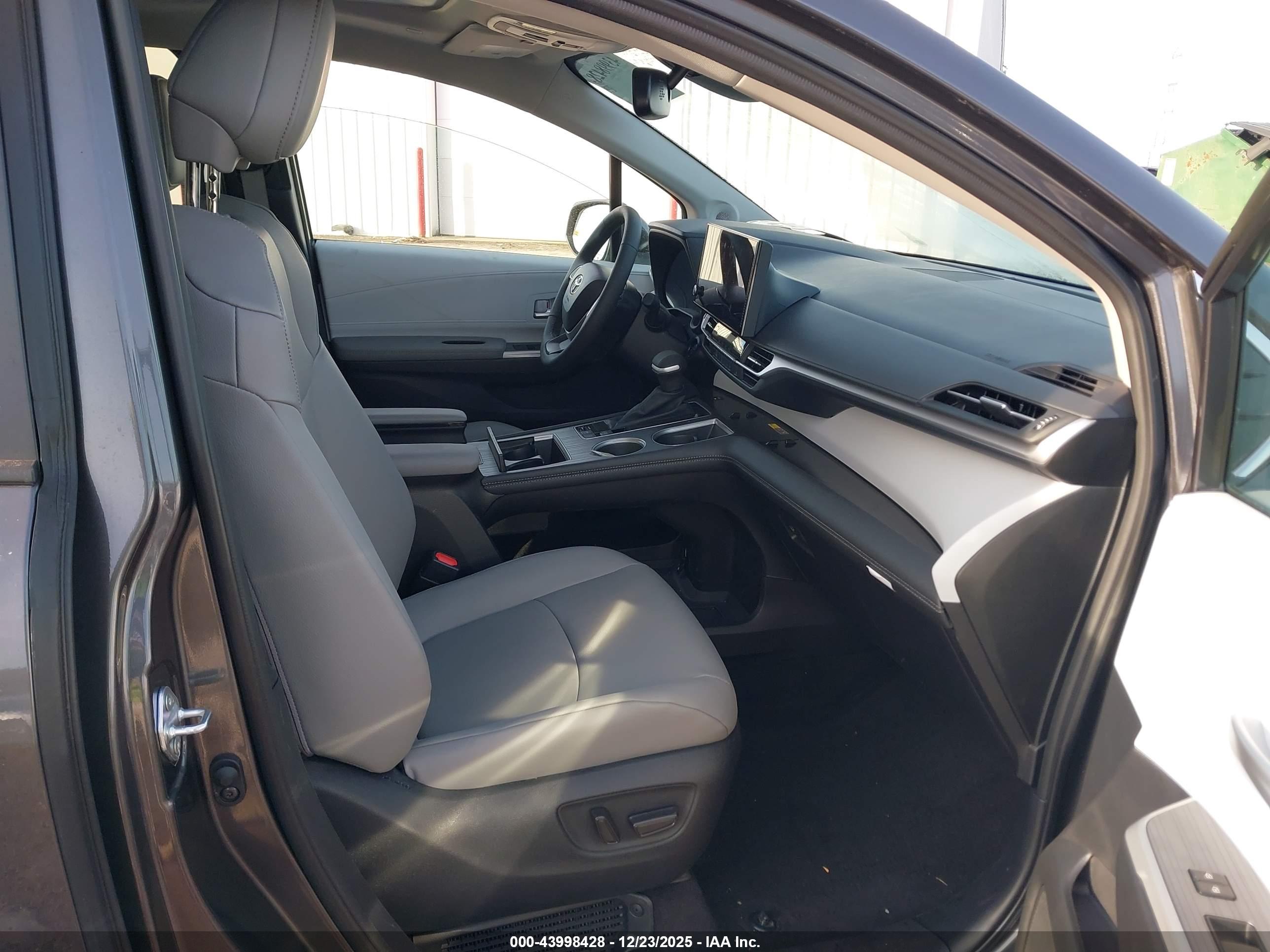 TOYOTA SIENNA image 5