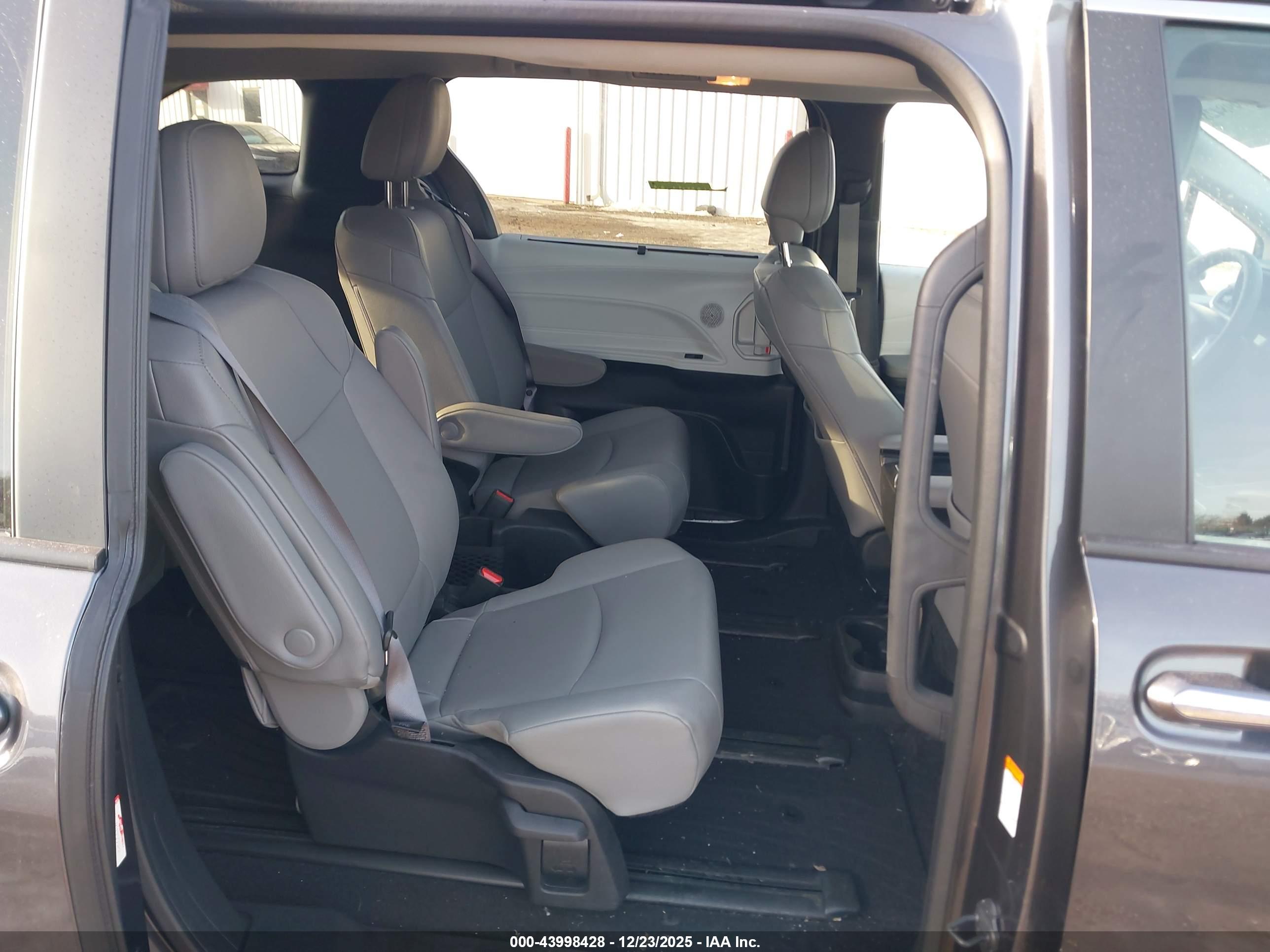 TOYOTA SIENNA image 8