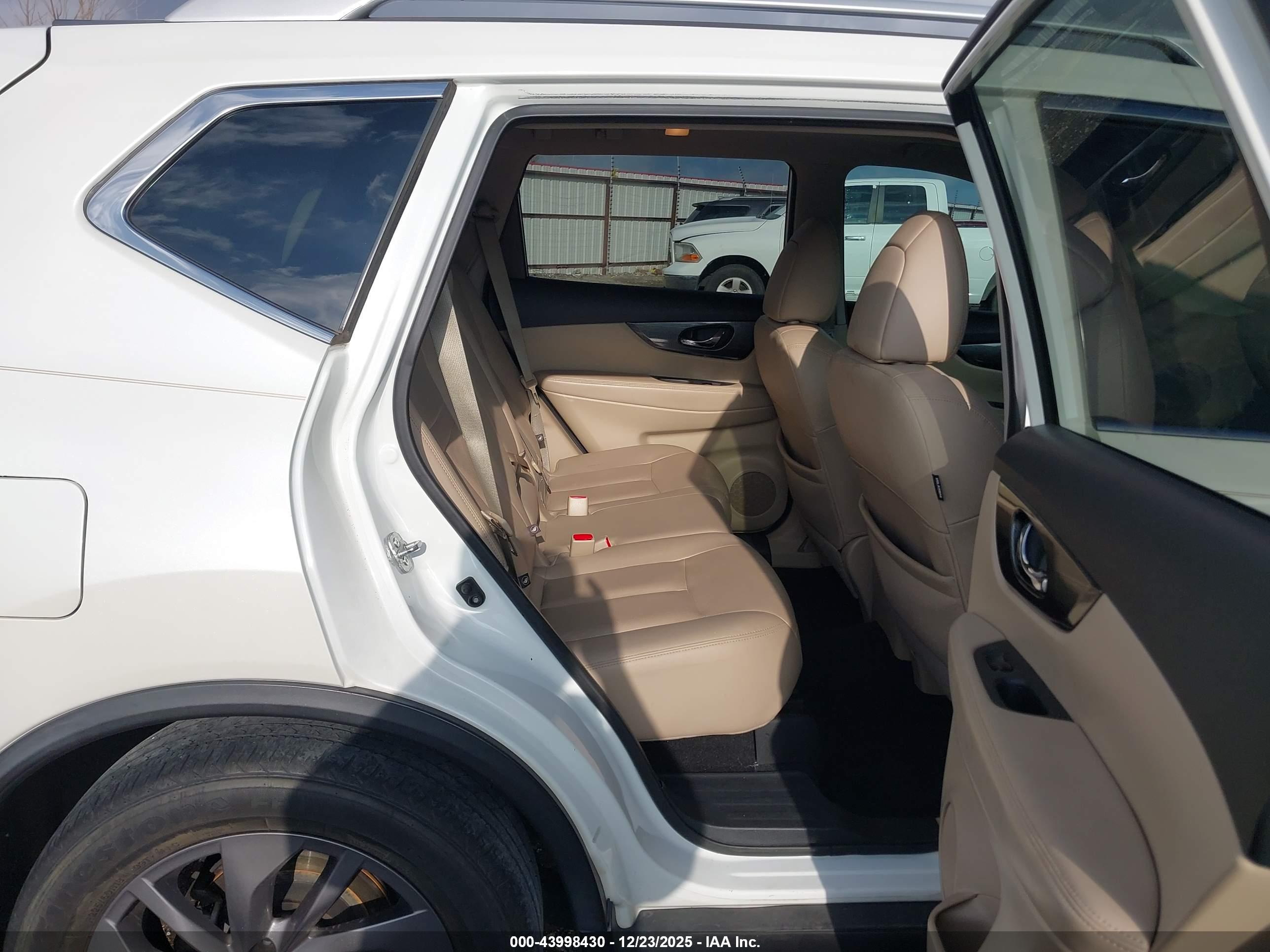 NISSAN ROGUE image 8