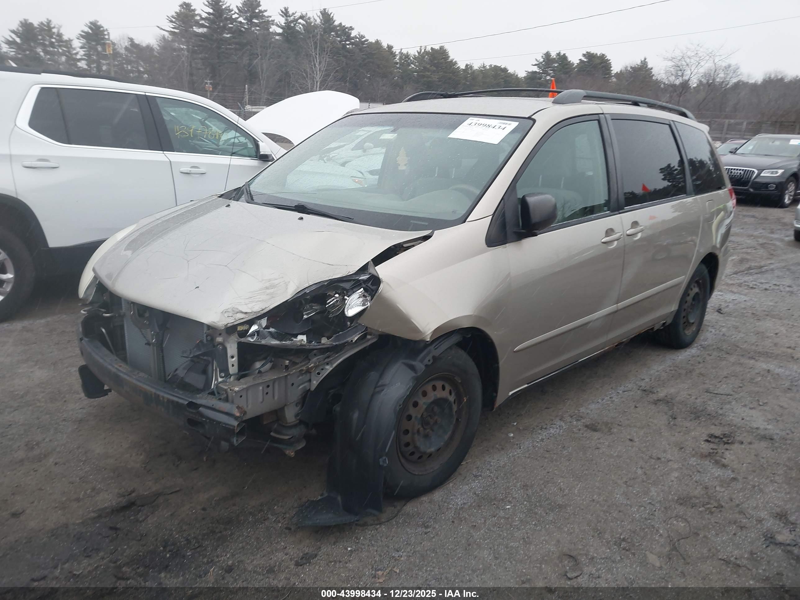 TOYOTA SIENNA image 2