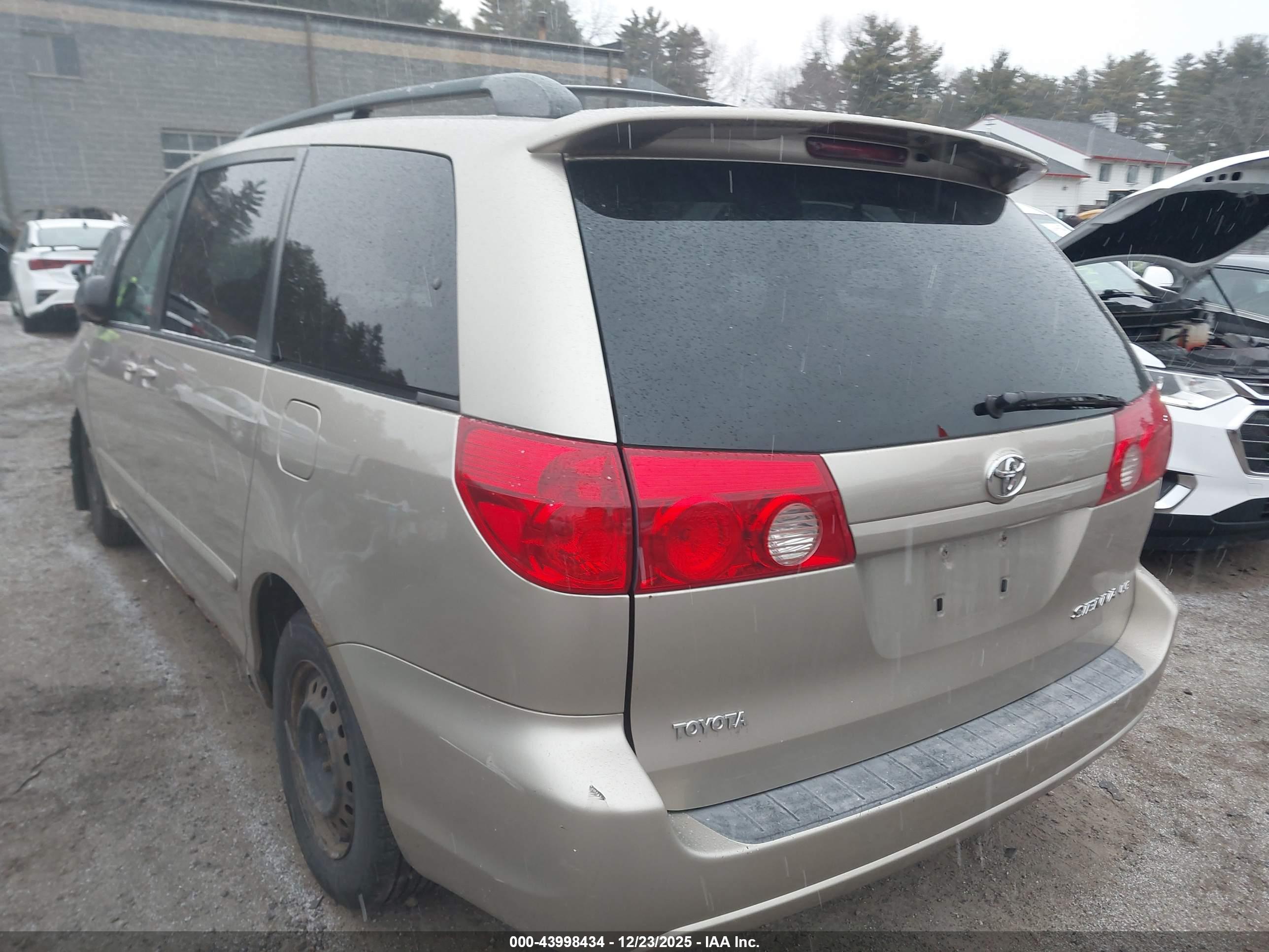 TOYOTA SIENNA image 3