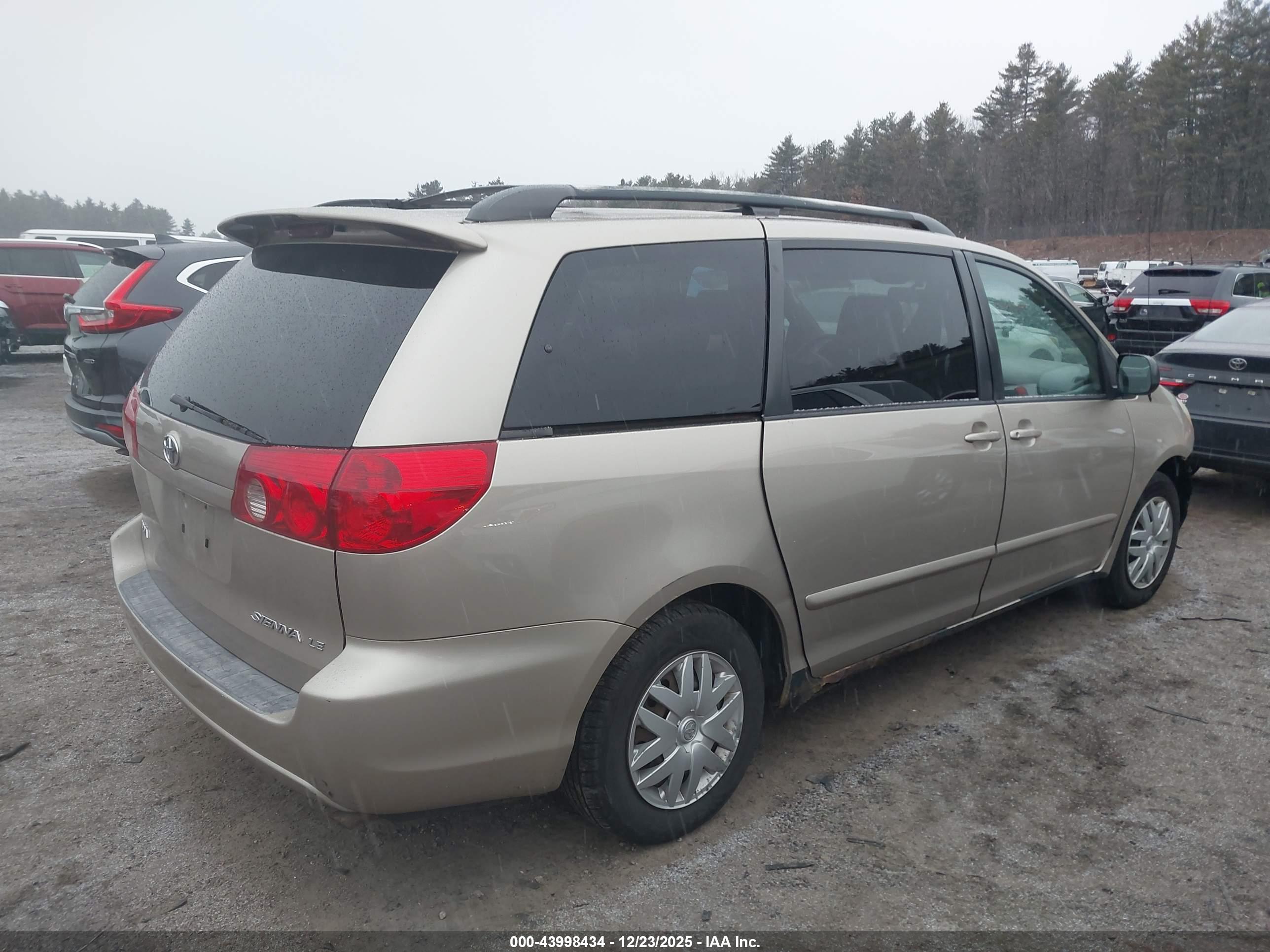 TOYOTA SIENNA image 4