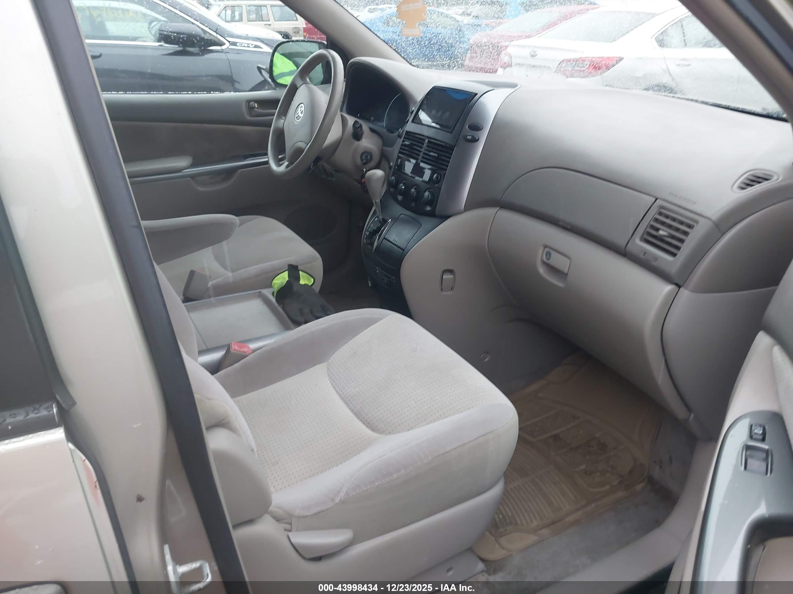 TOYOTA SIENNA image 5