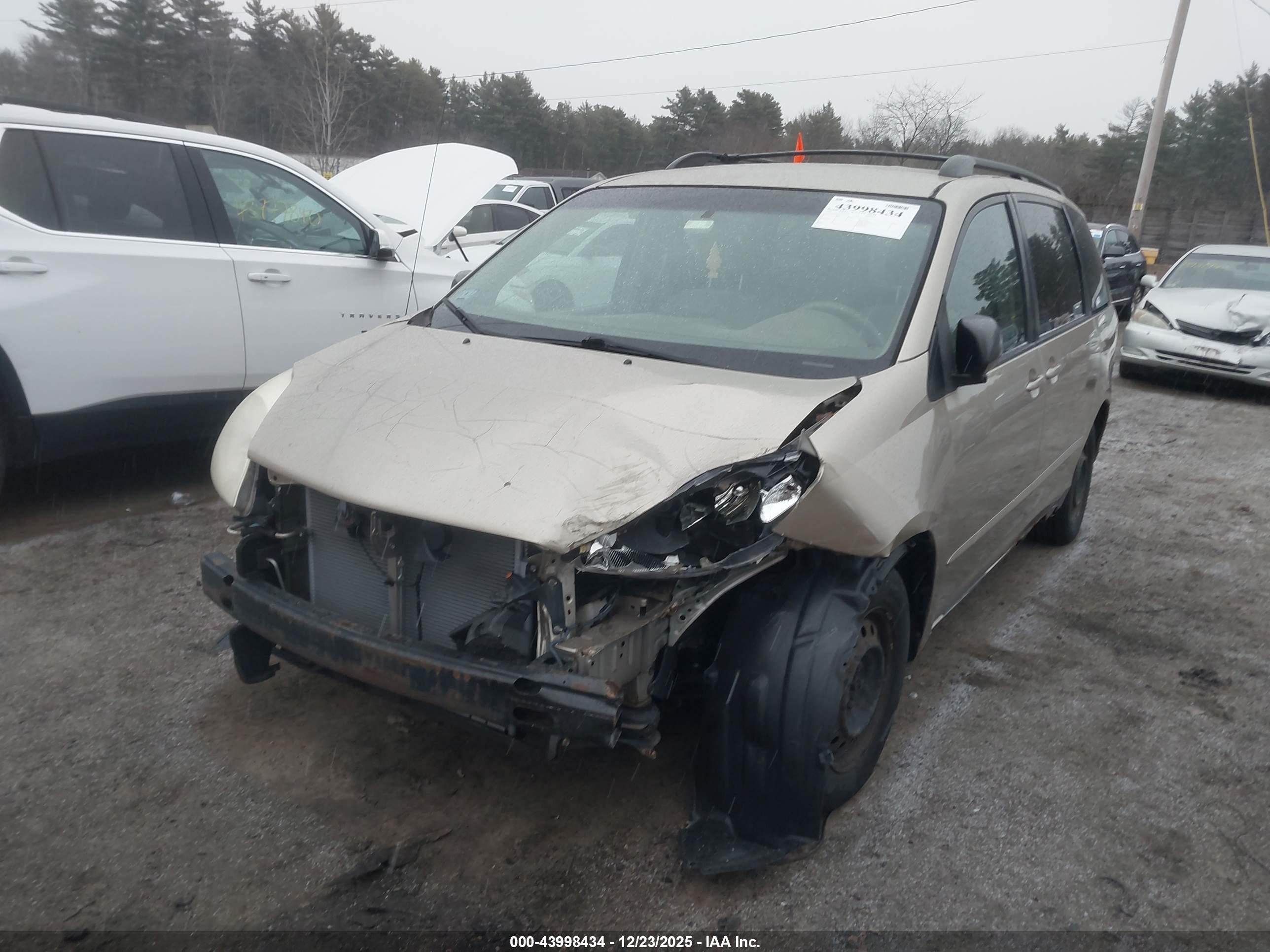 TOYOTA SIENNA image 6
