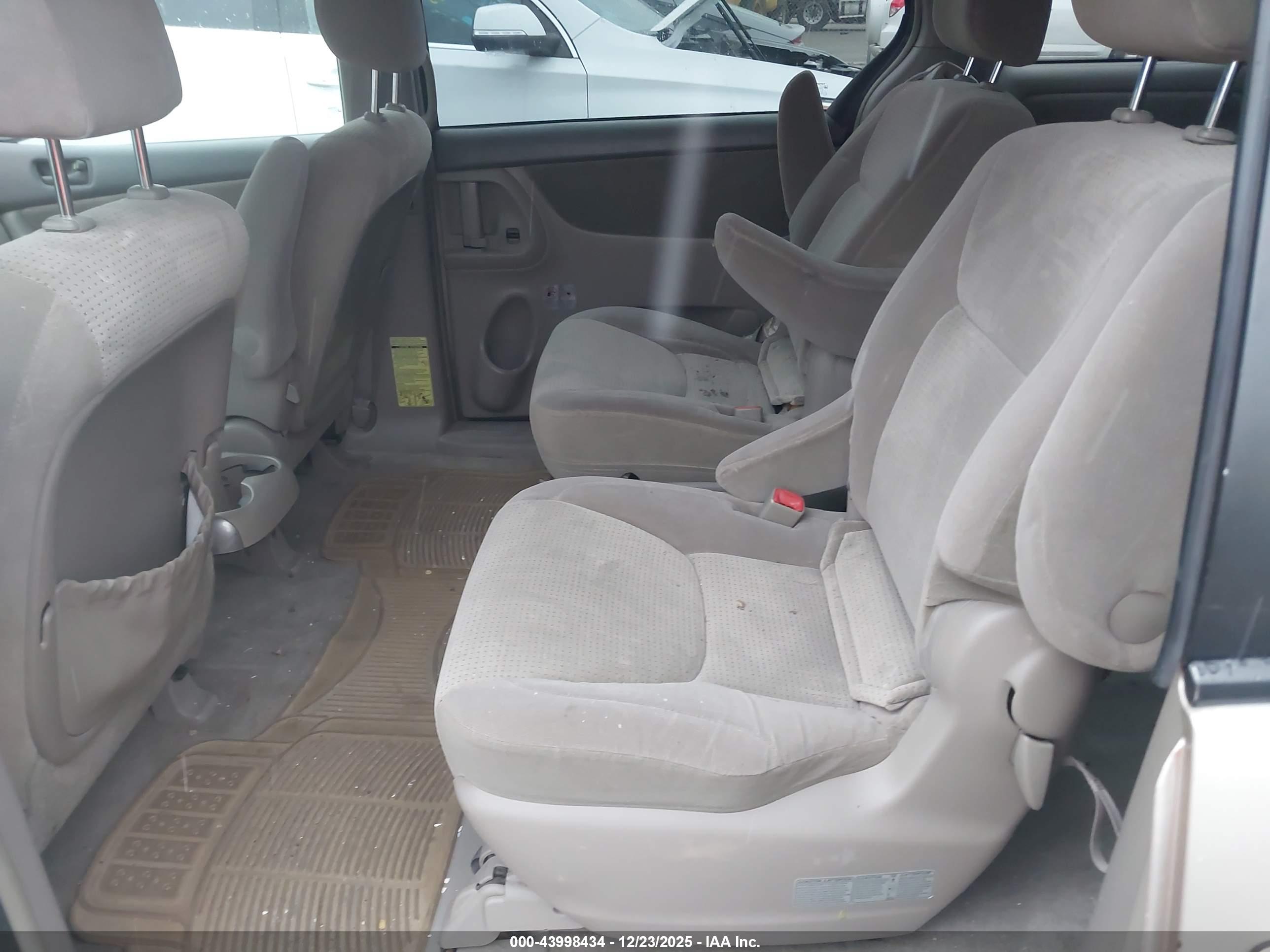 TOYOTA SIENNA image 8