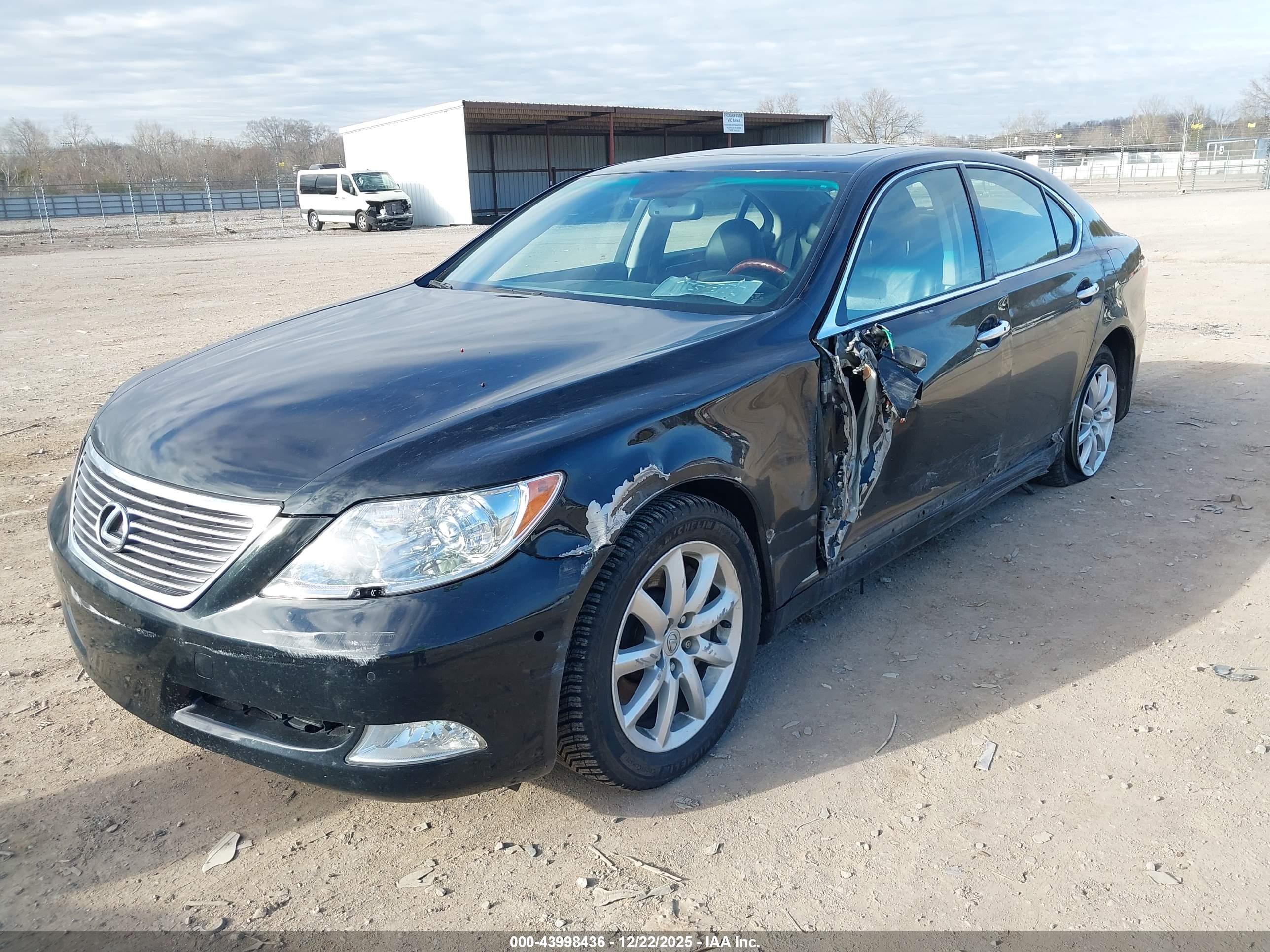 LEXUS LS image 2