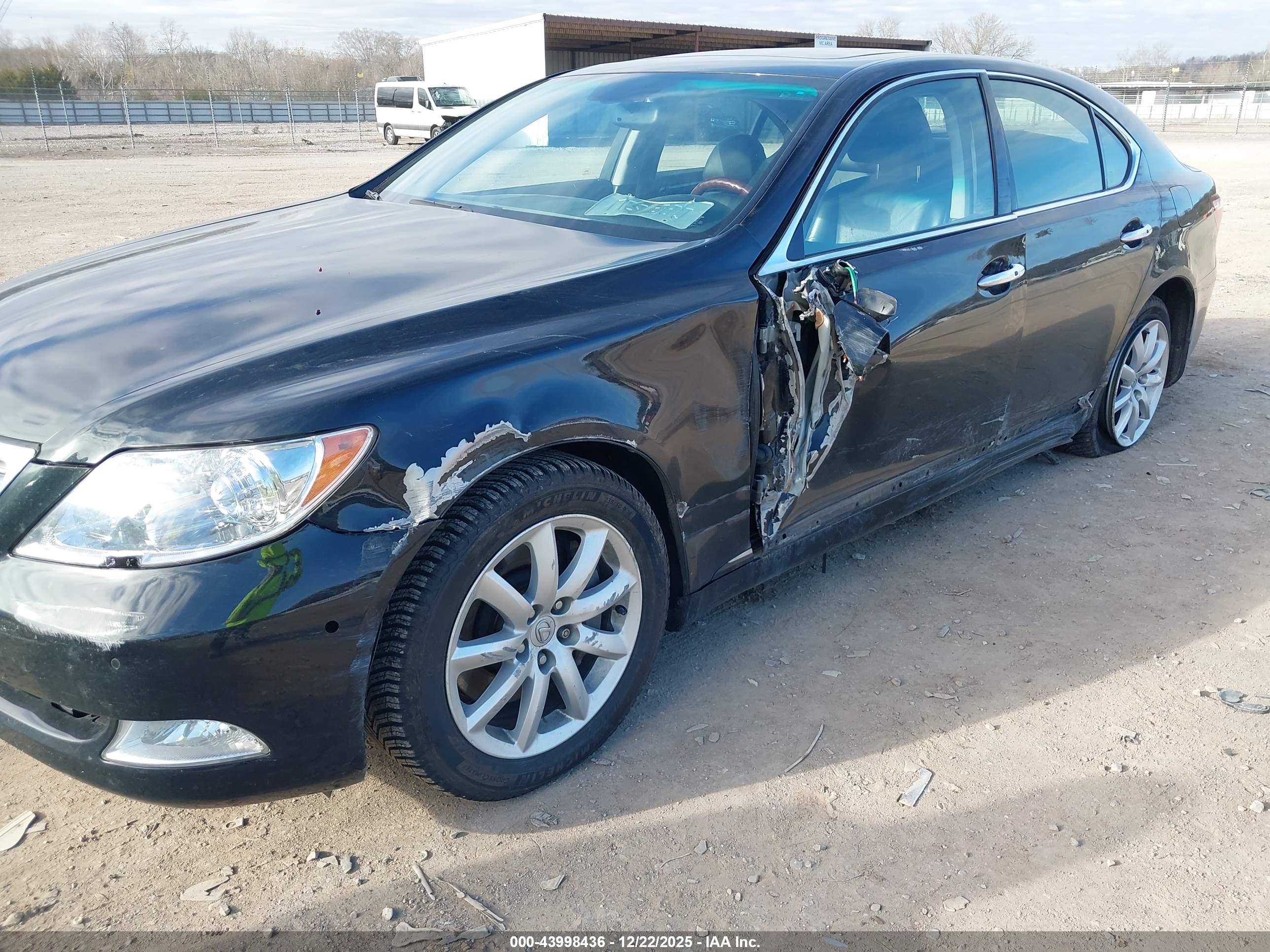 LEXUS LS image 6