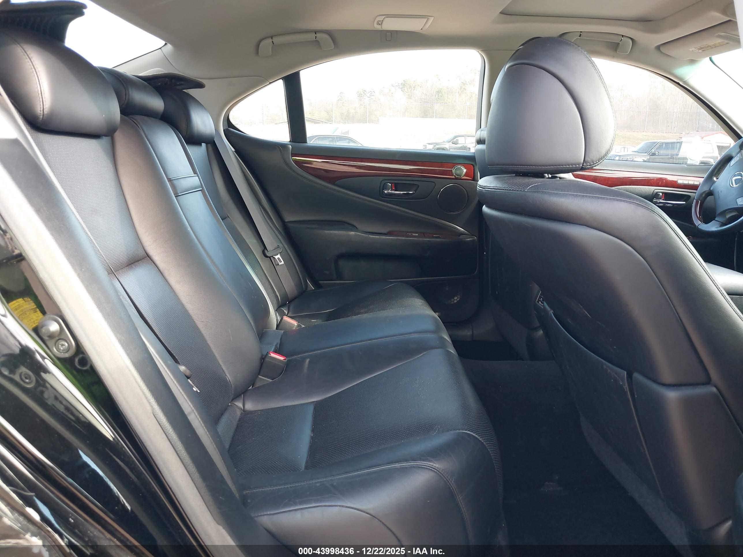 LEXUS LS image 8