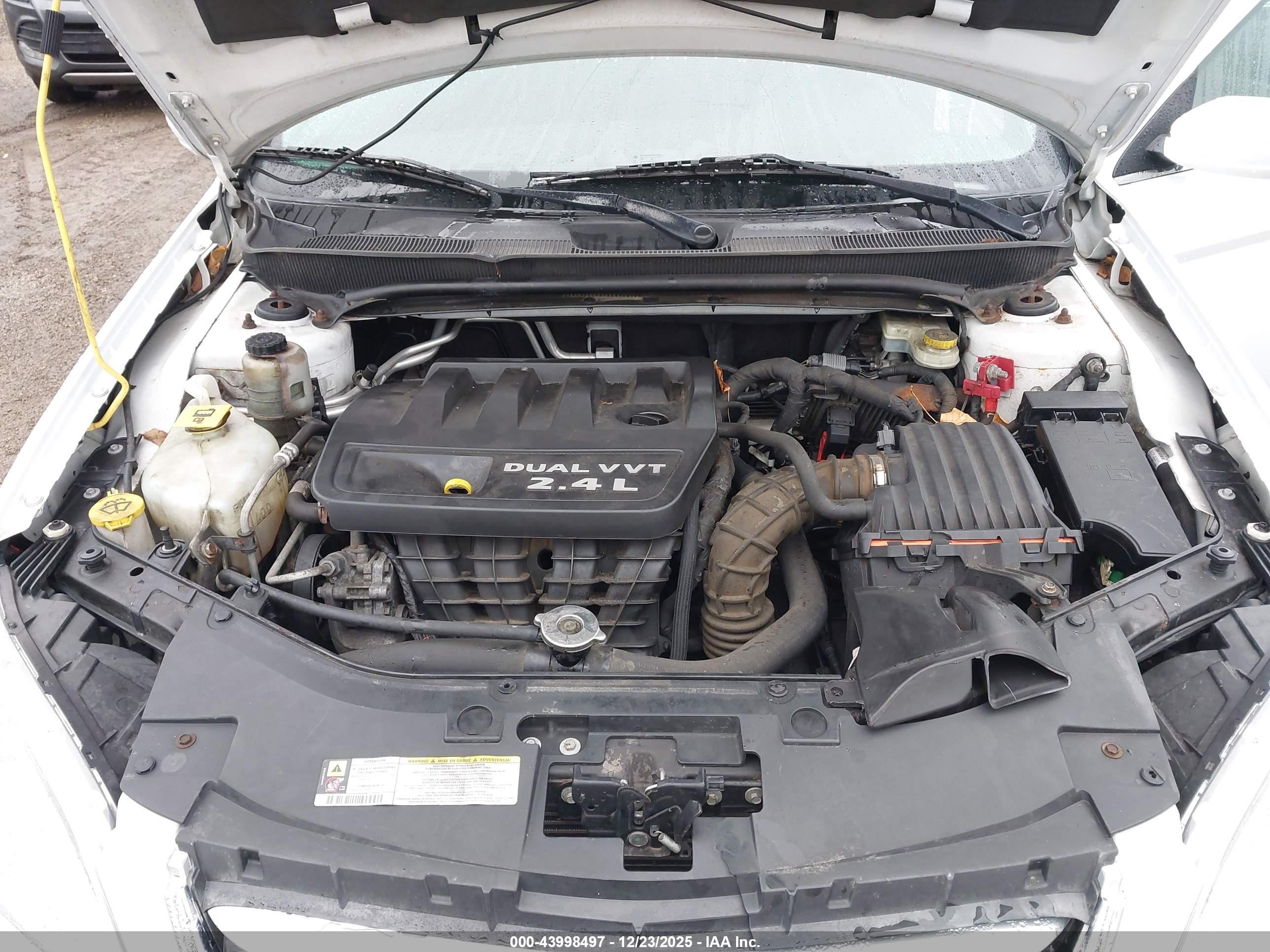CHRYSLER 200 image 10