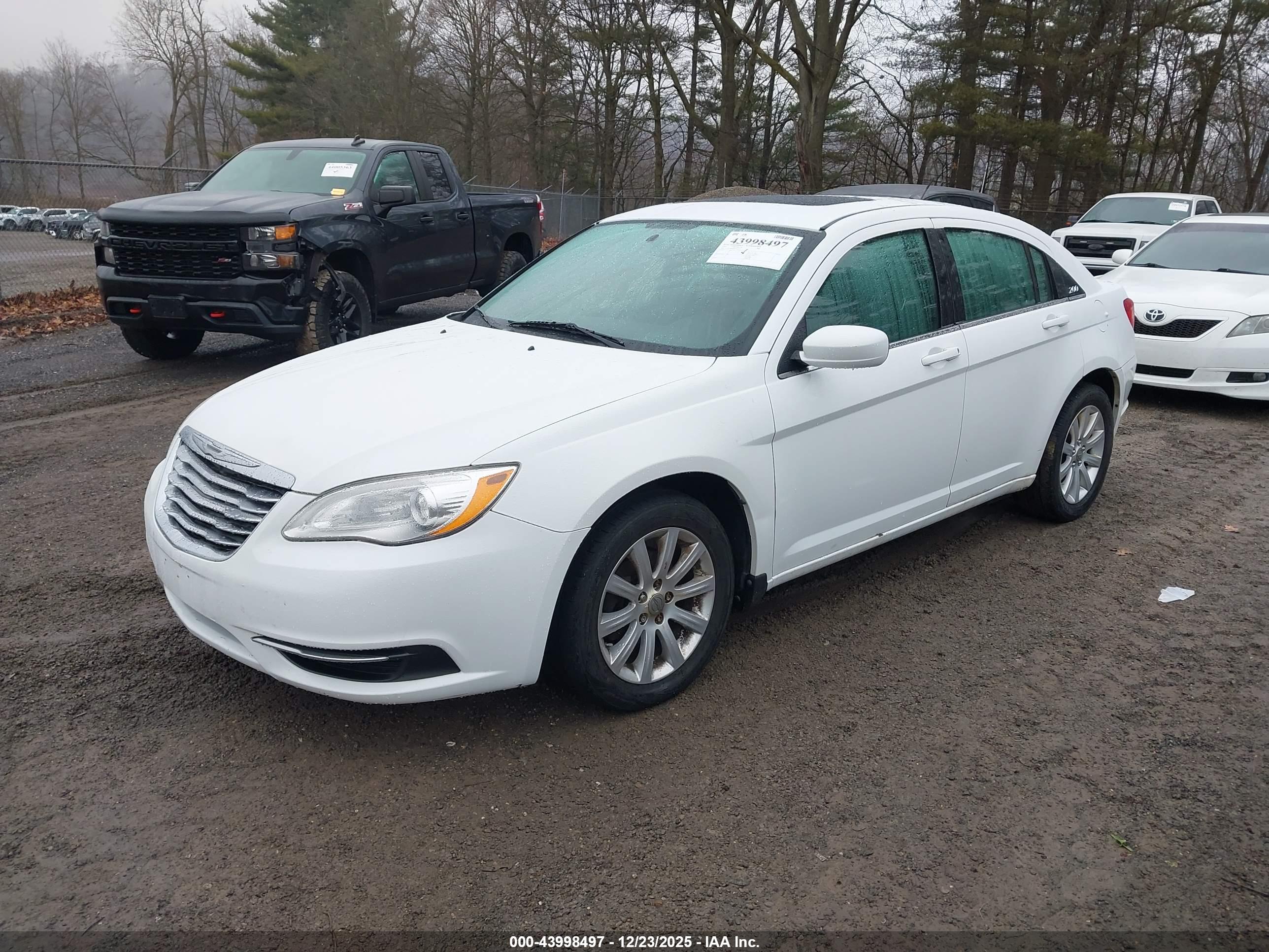 CHRYSLER 200 image 2