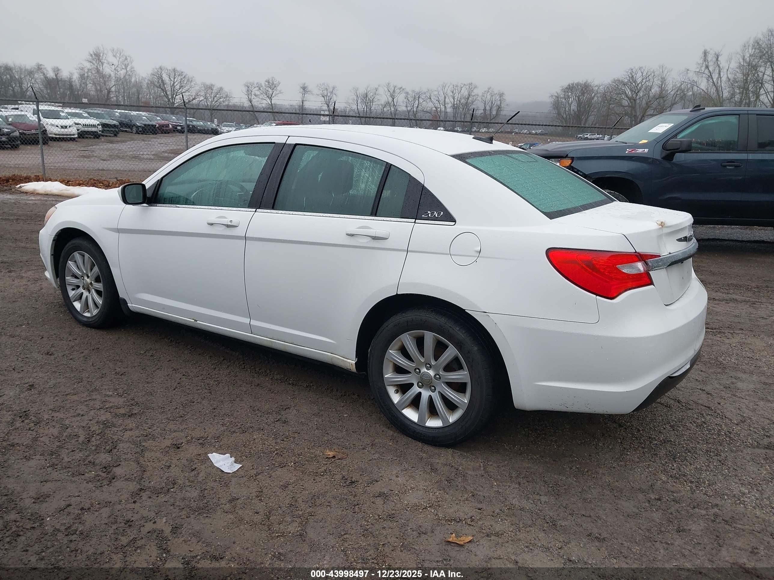 CHRYSLER 200 image 3
