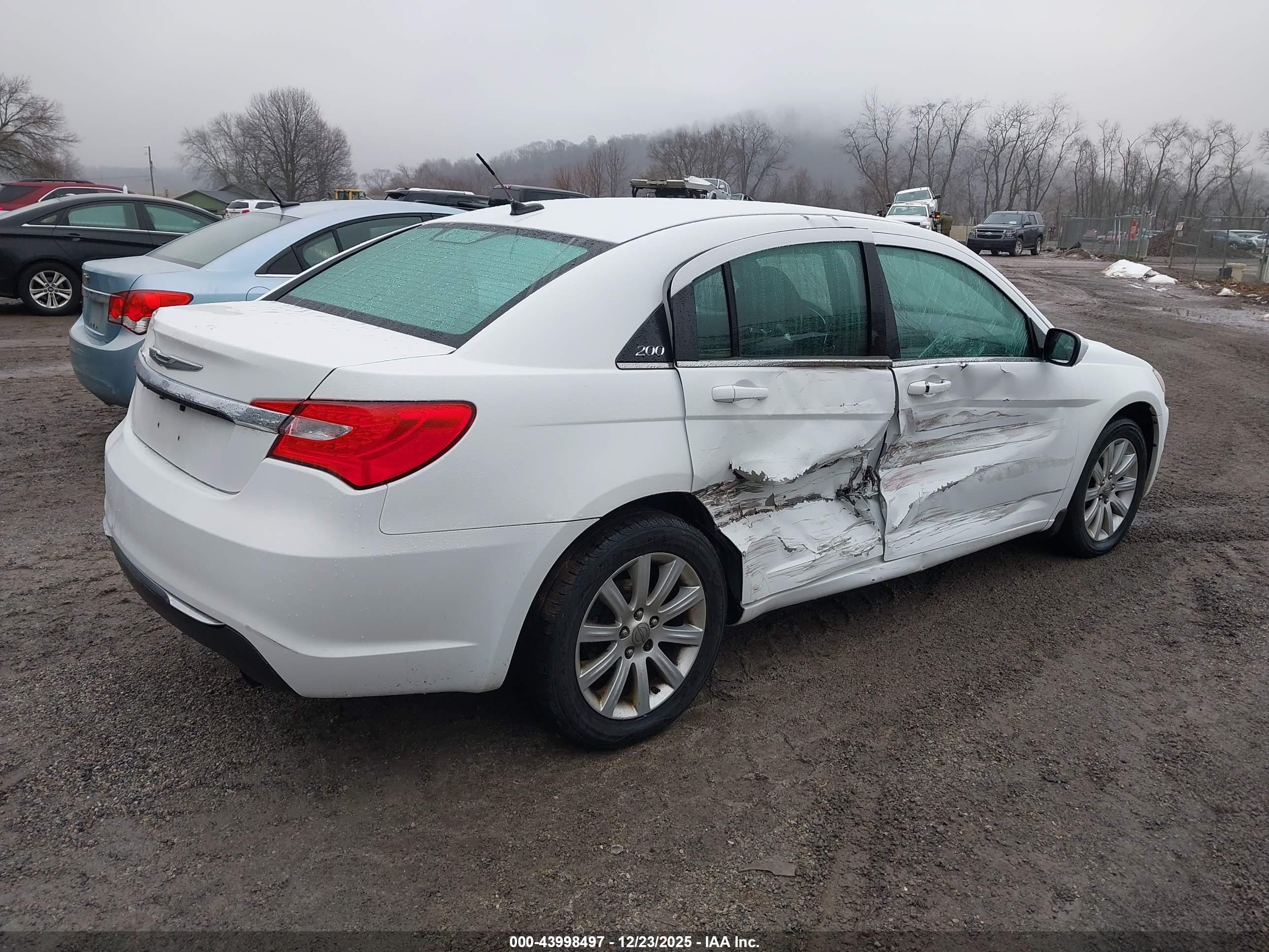 CHRYSLER 200 image 4