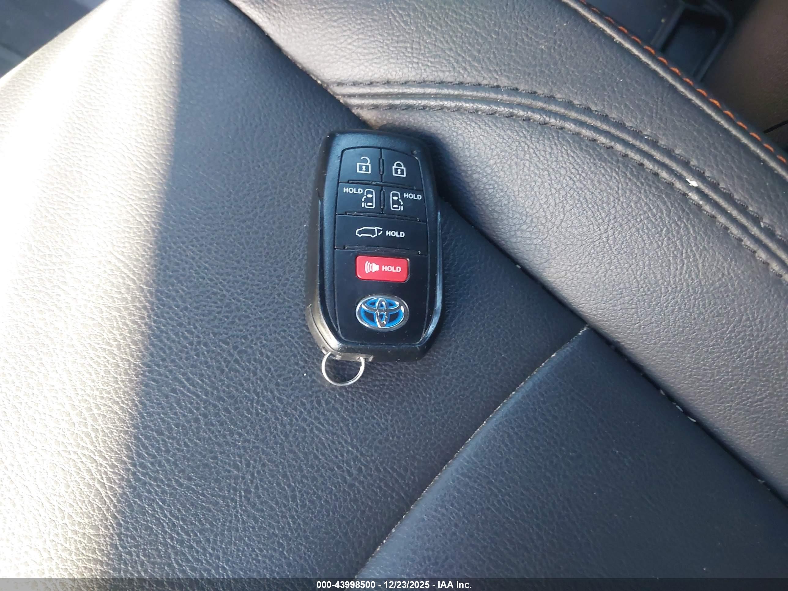 TOYOTA SIENNA image 11
