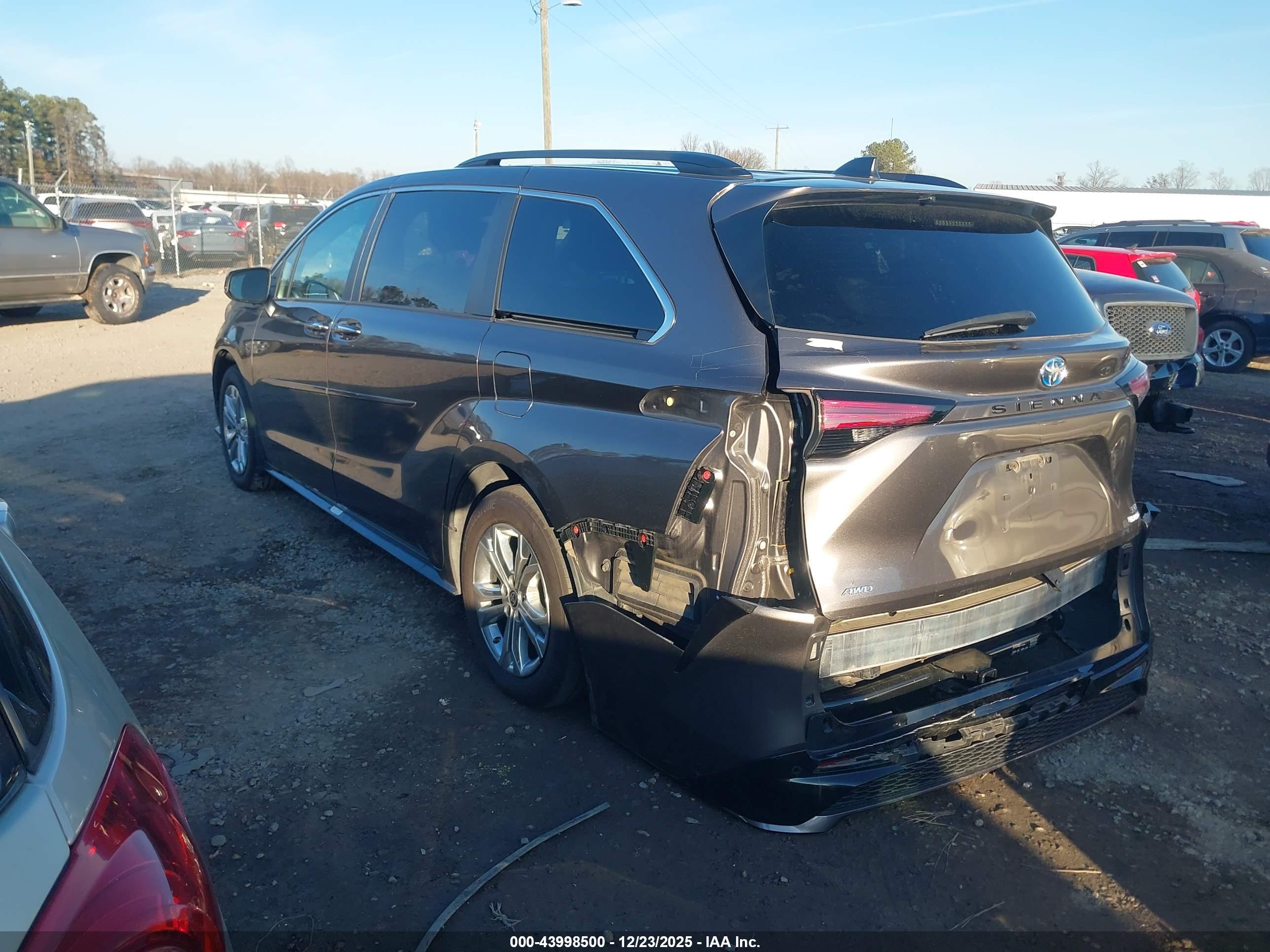 TOYOTA SIENNA image 3