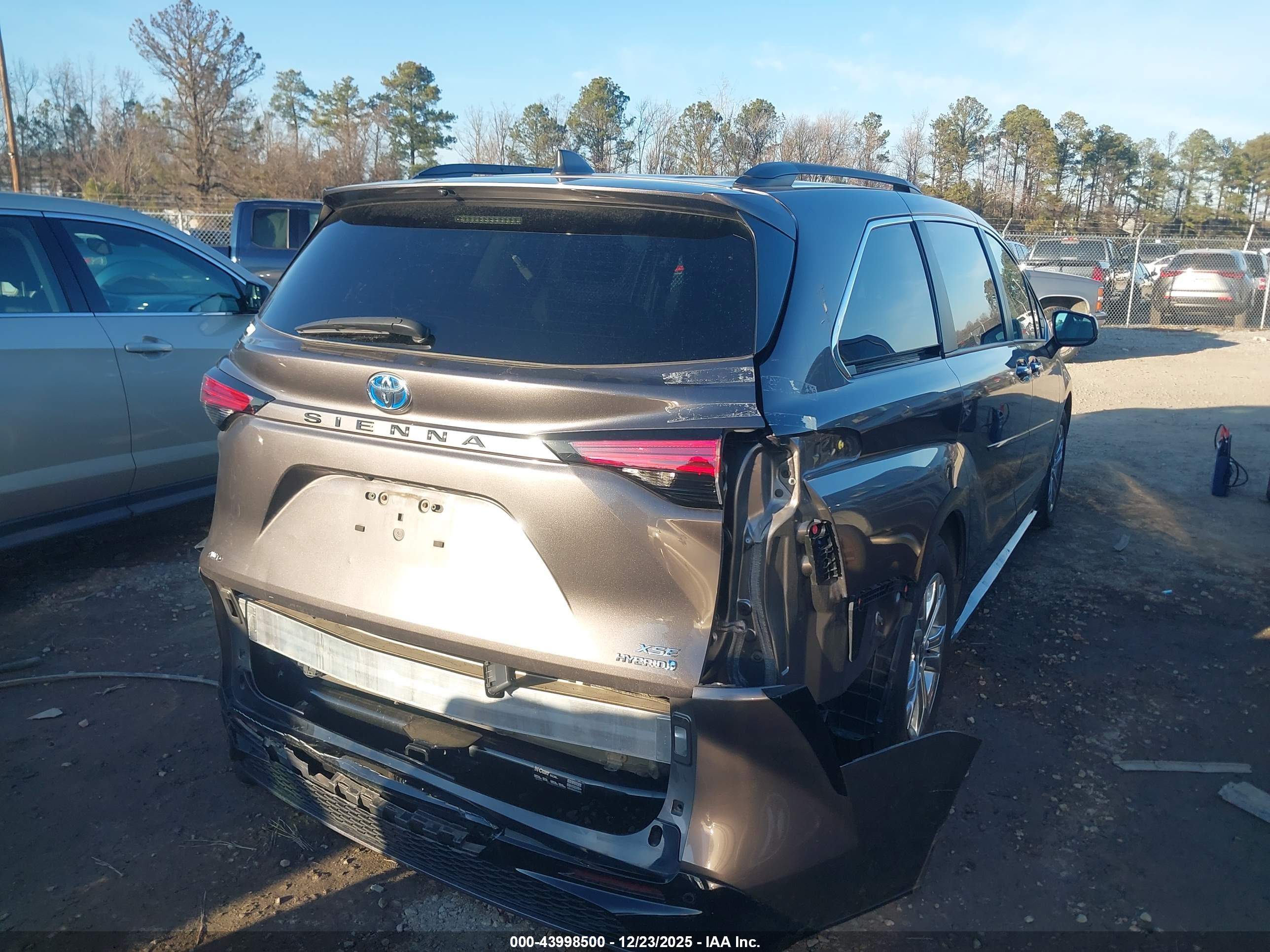 TOYOTA SIENNA image 4