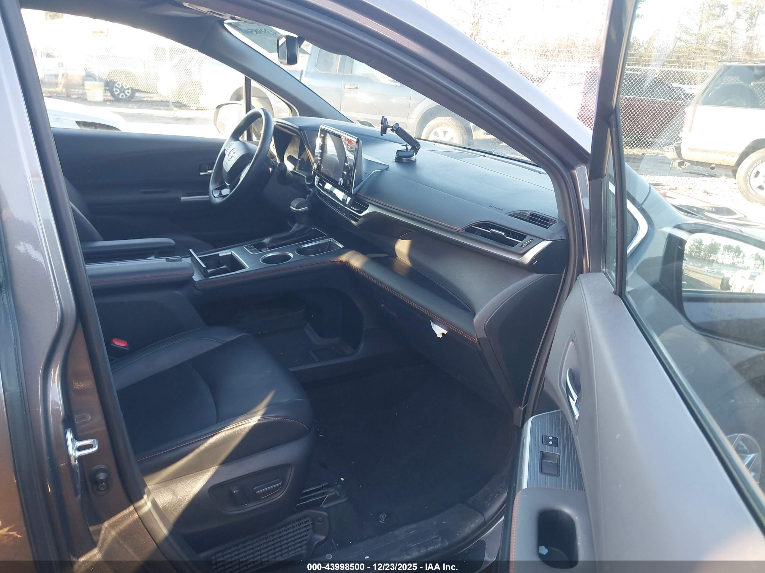 TOYOTA SIENNA image 5