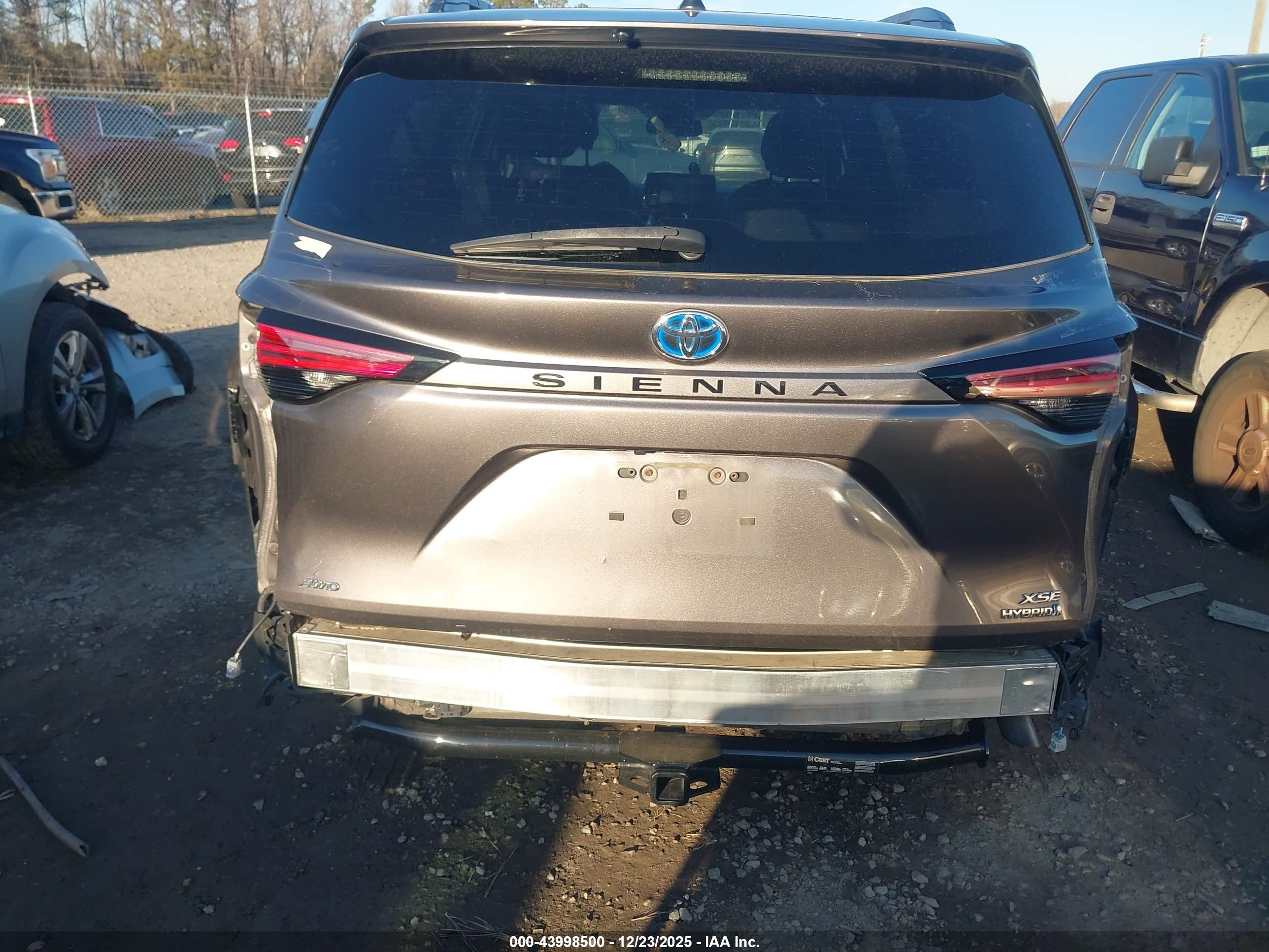 TOYOTA SIENNA image 6