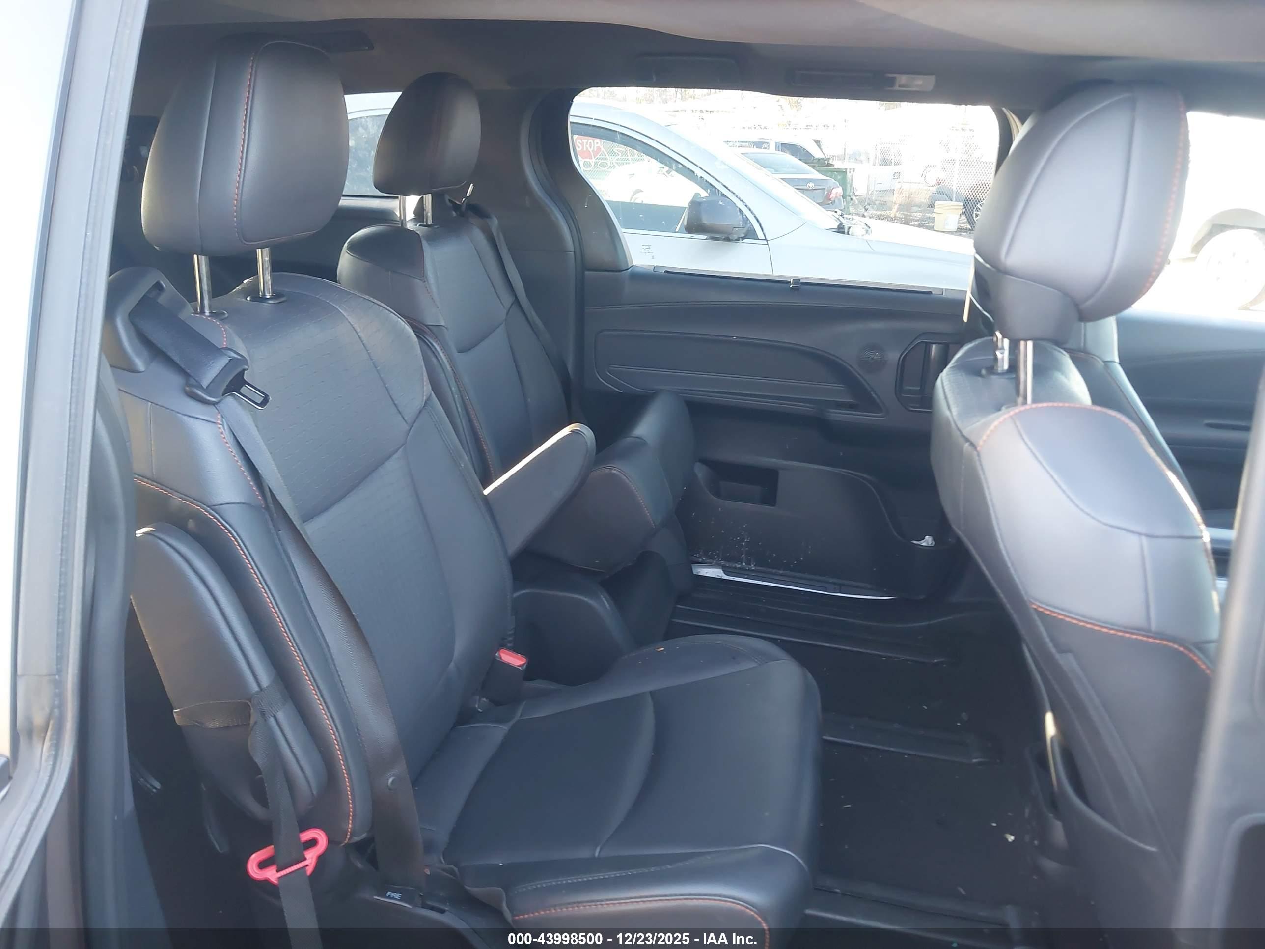 TOYOTA SIENNA image 8