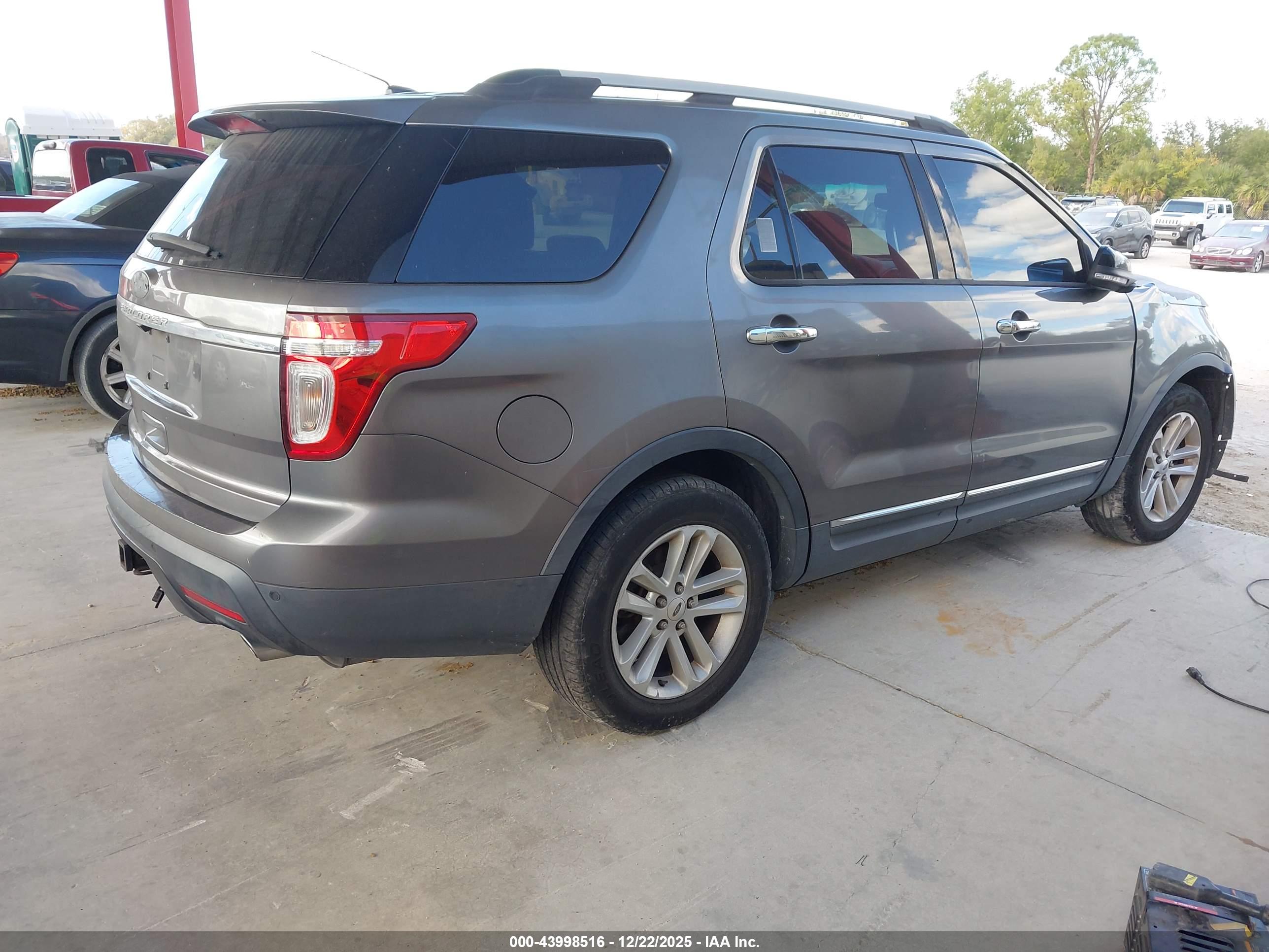 FORD EXPLORER image 4