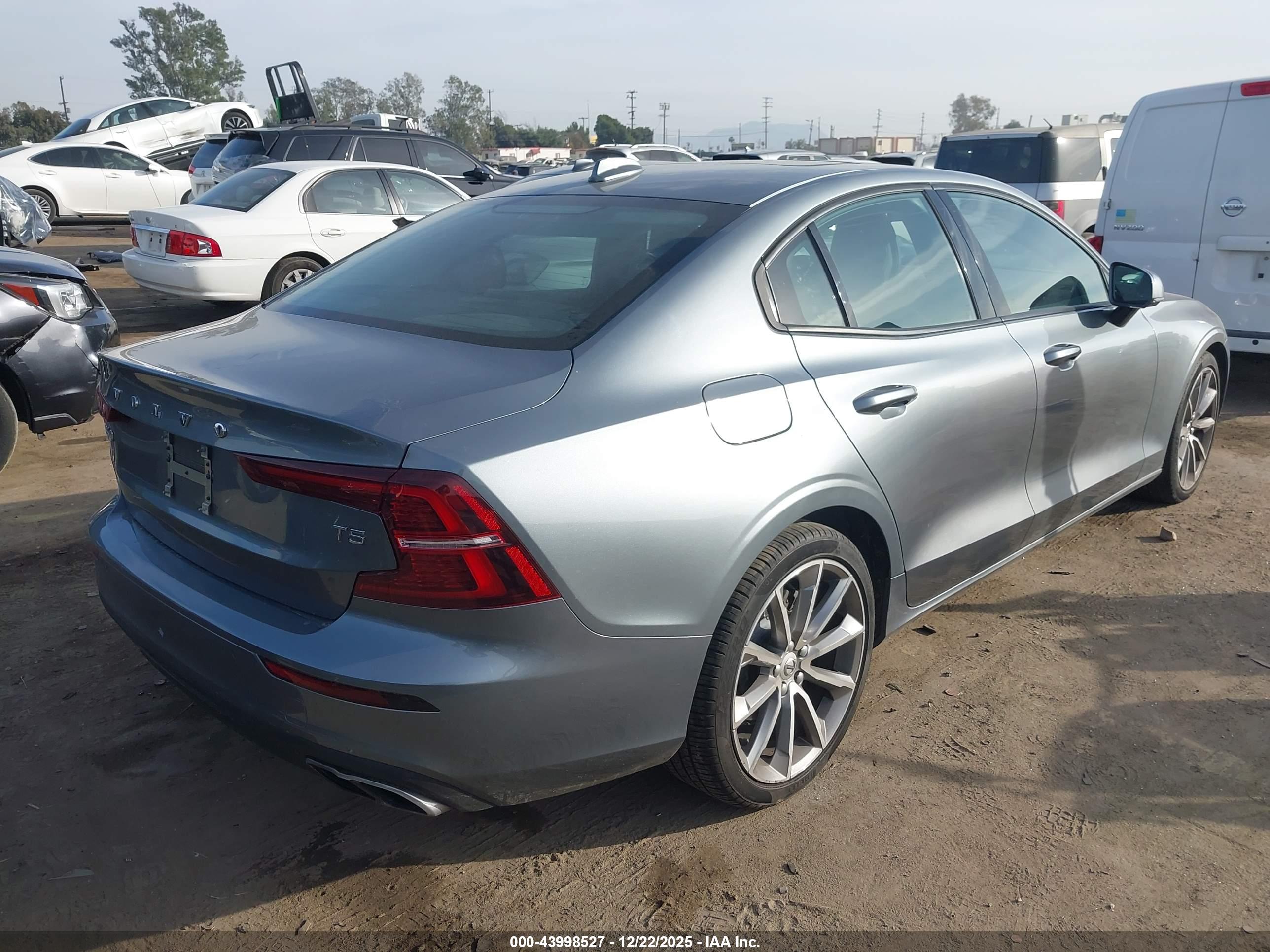 VOLVO S60 image 4