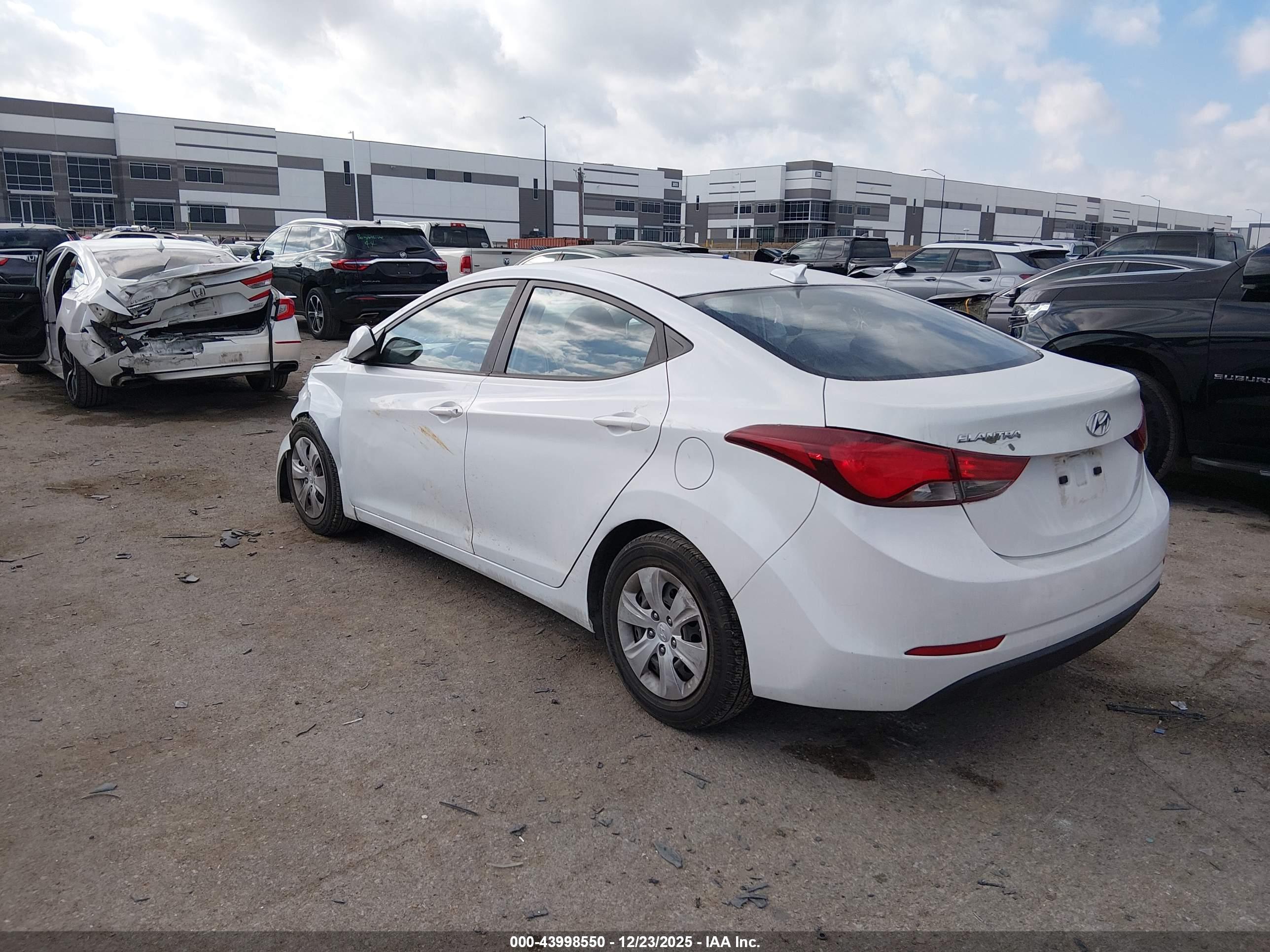 HYUNDAI ELANTRA image 3