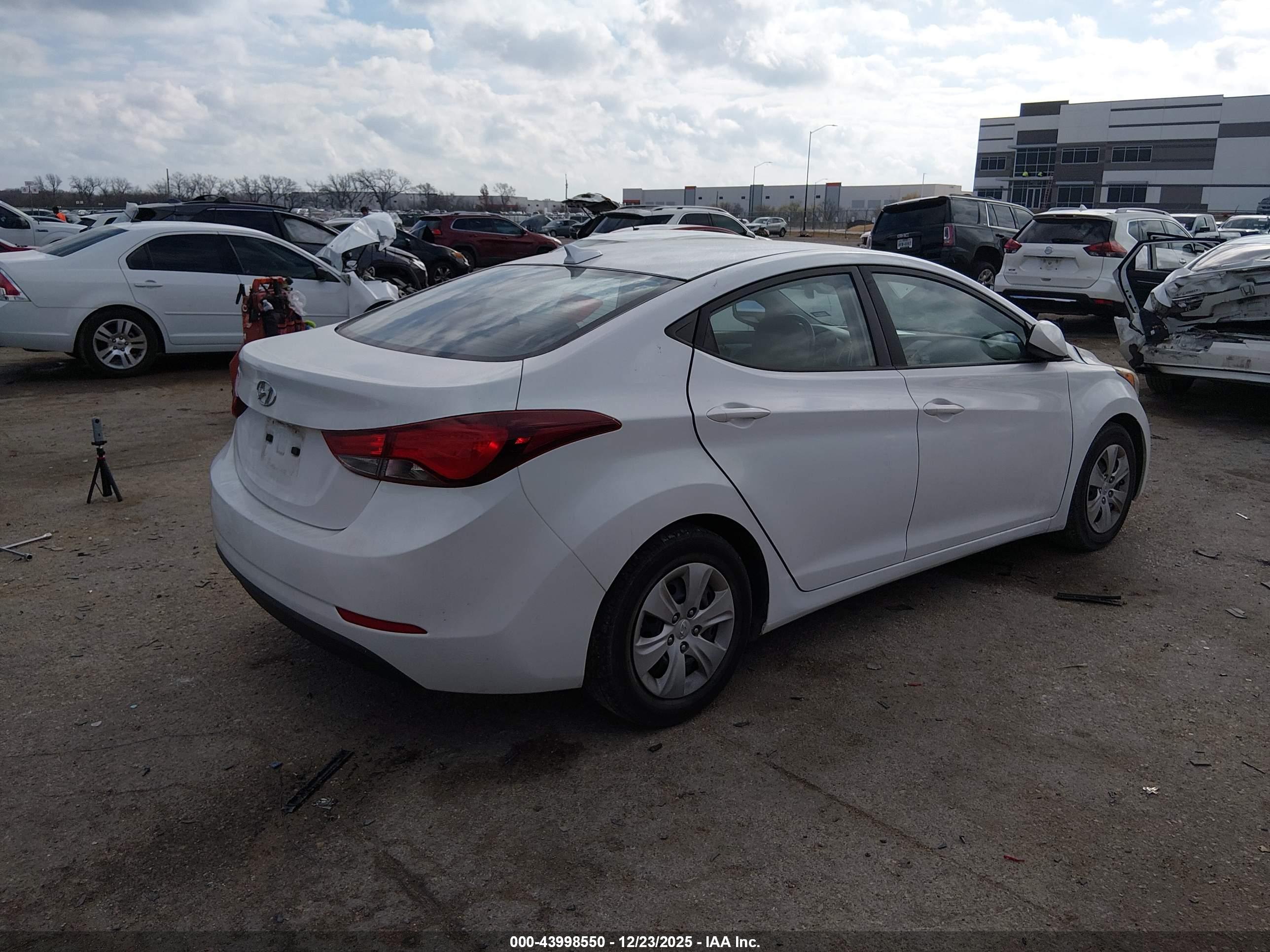 HYUNDAI ELANTRA image 4