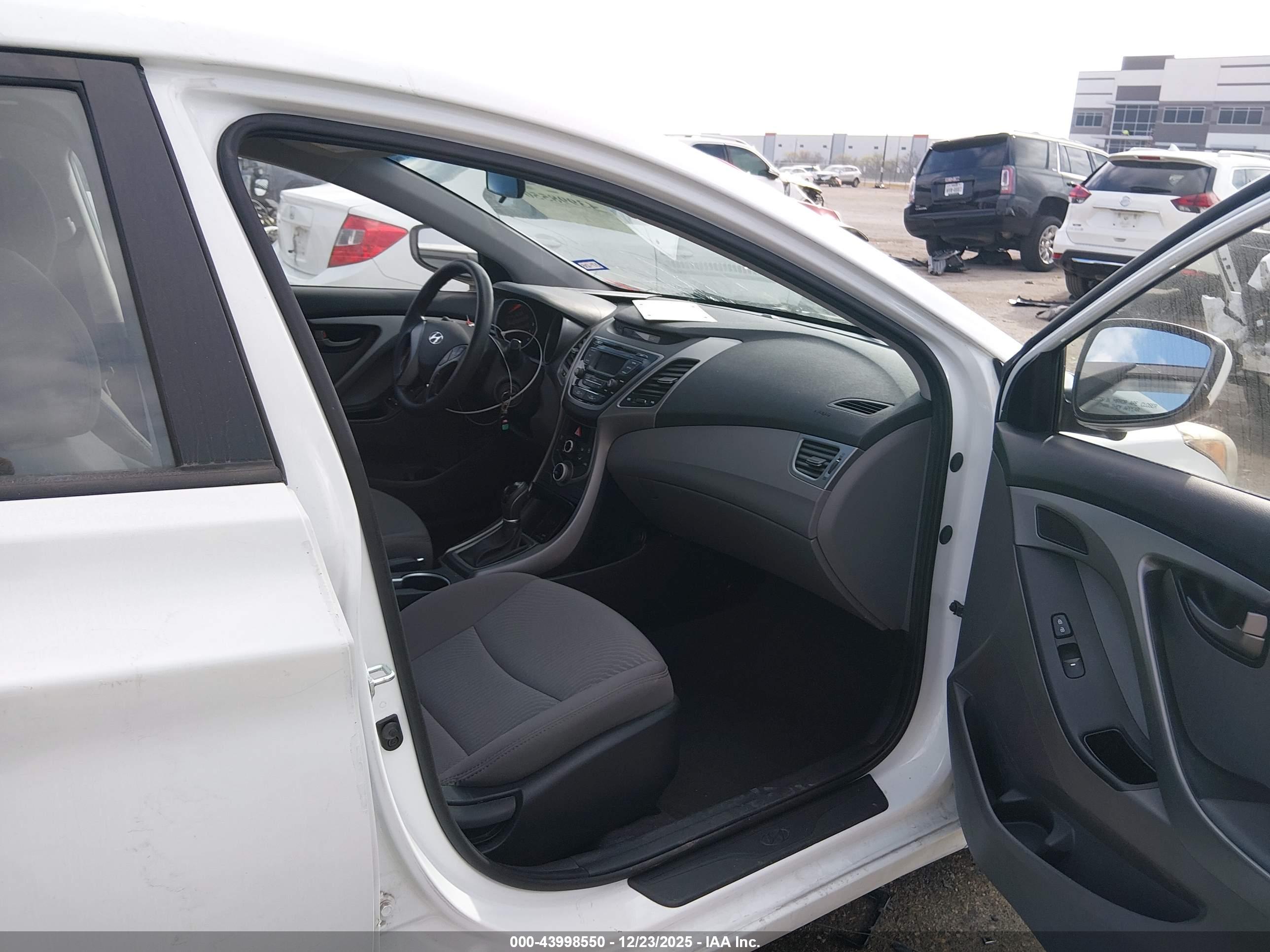 HYUNDAI ELANTRA image 5