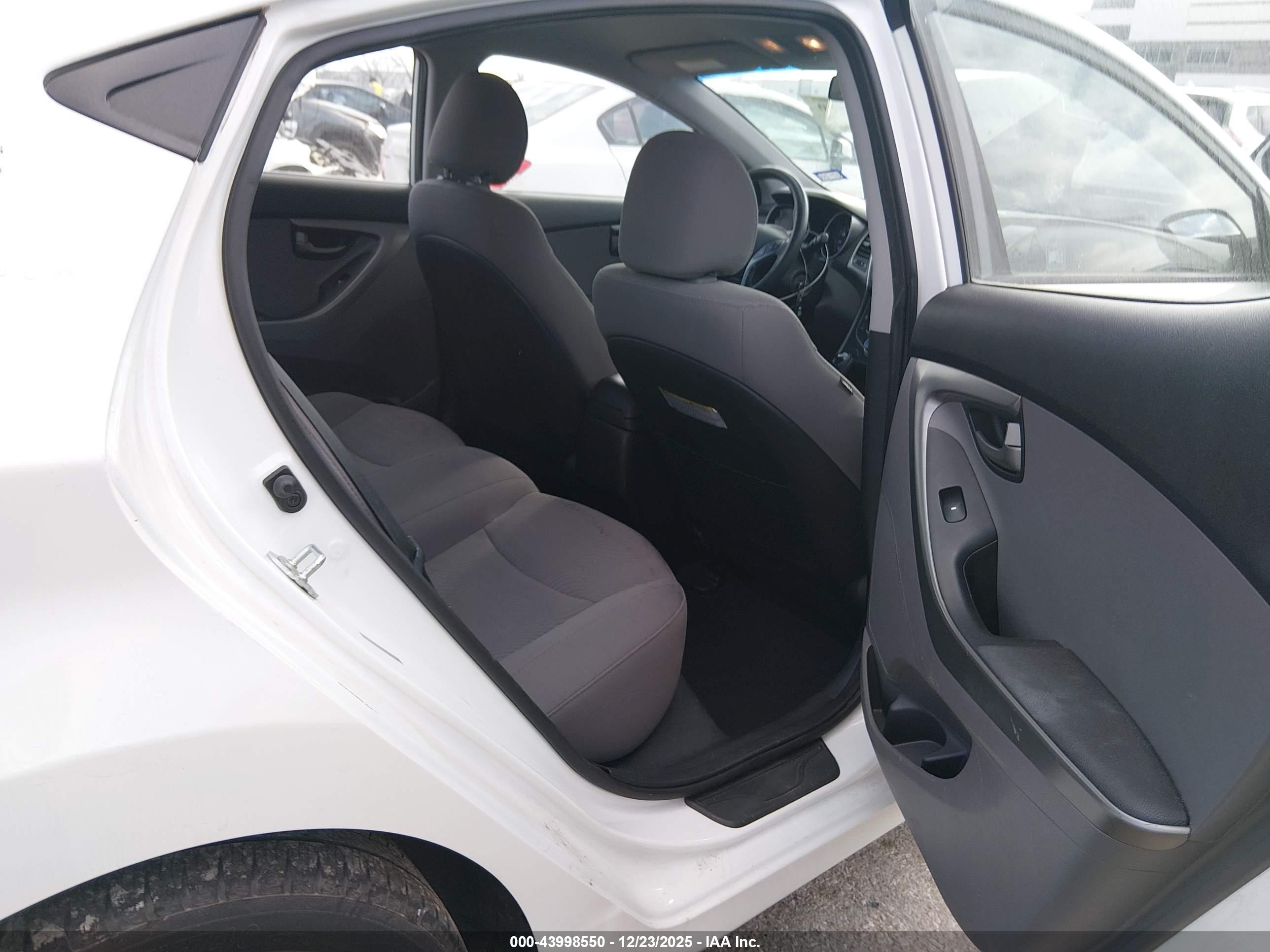 HYUNDAI ELANTRA image 8