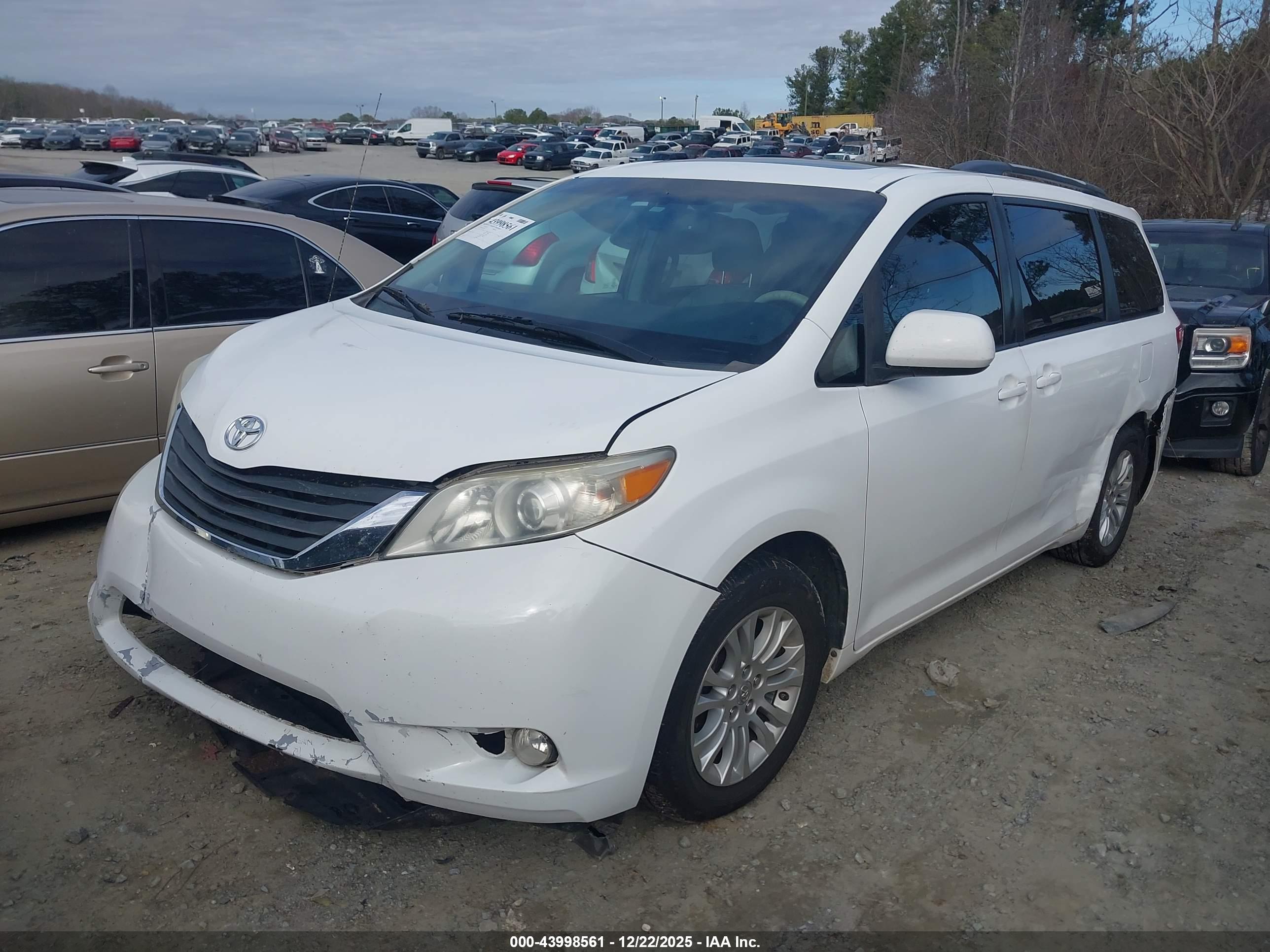 TOYOTA SIENNA image 2