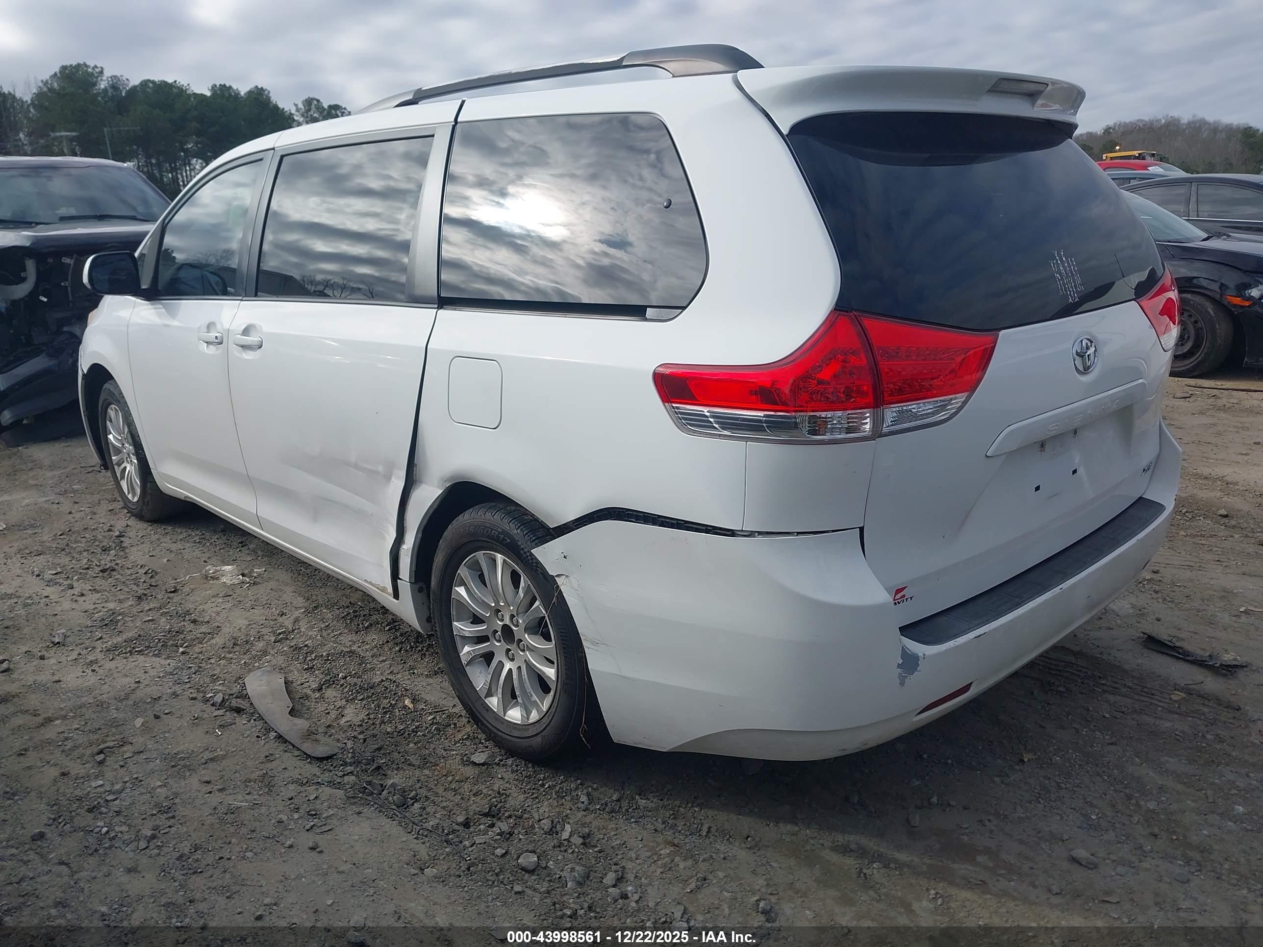 TOYOTA SIENNA image 3