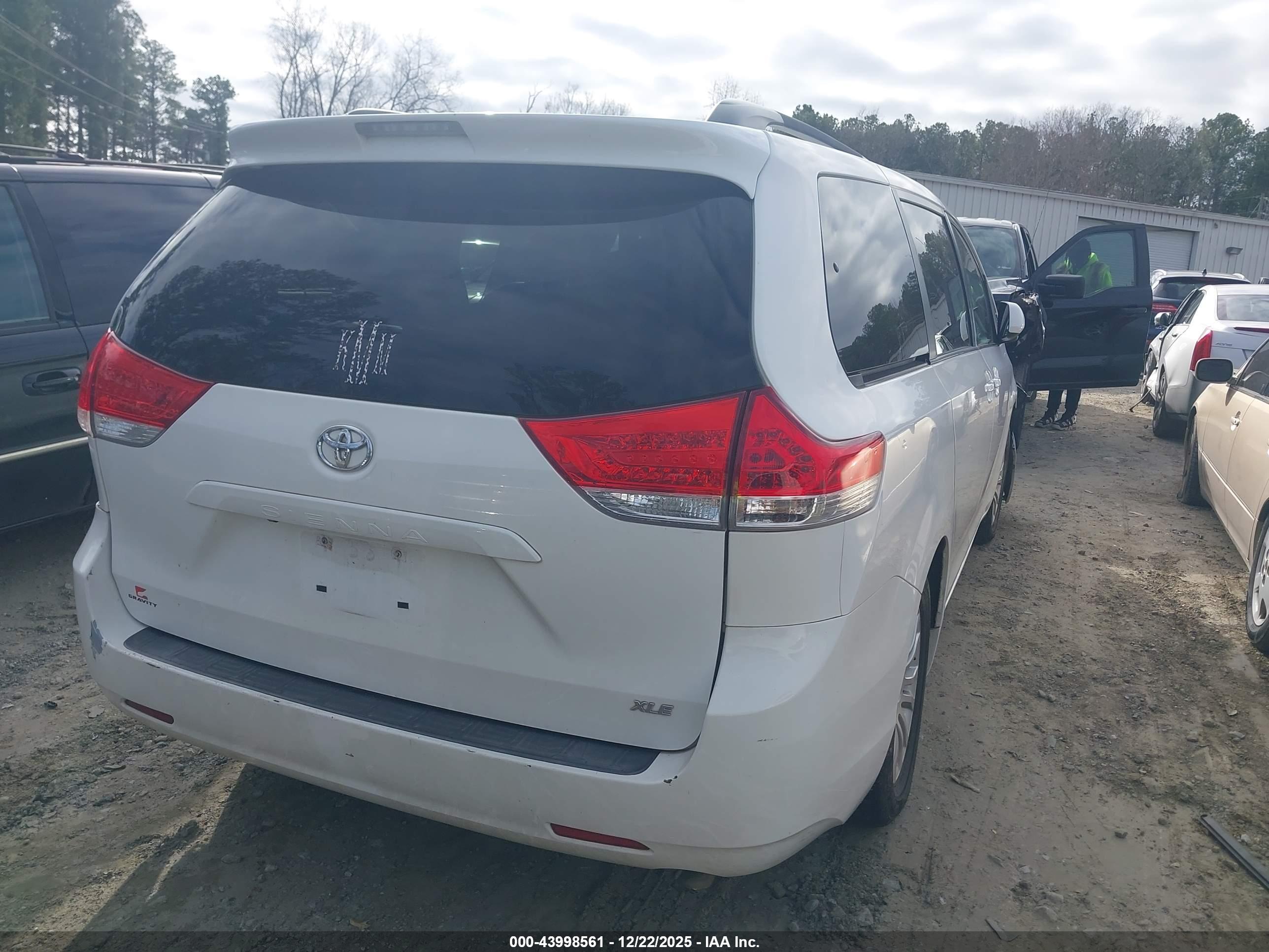 TOYOTA SIENNA image 4
