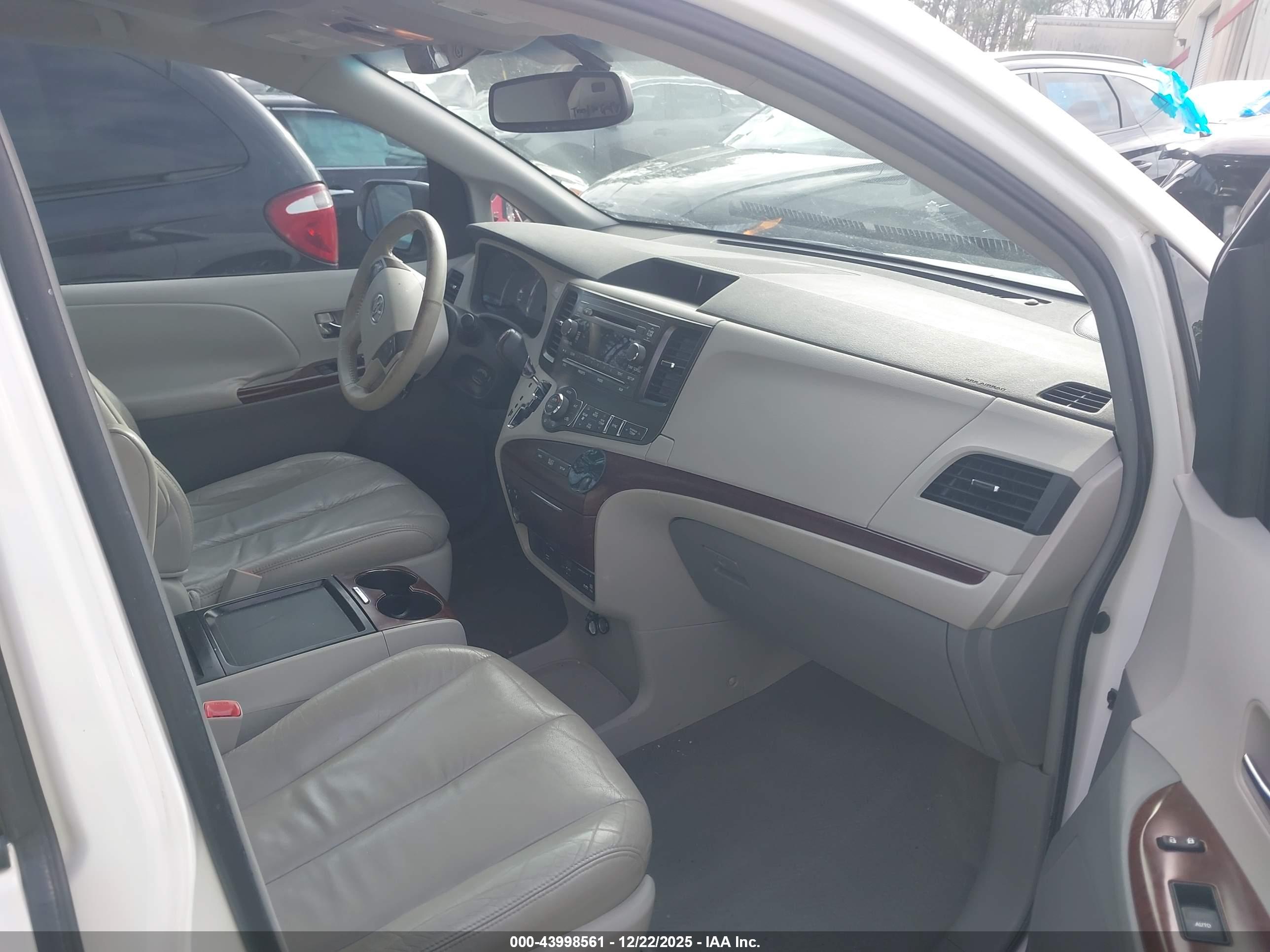TOYOTA SIENNA image 5