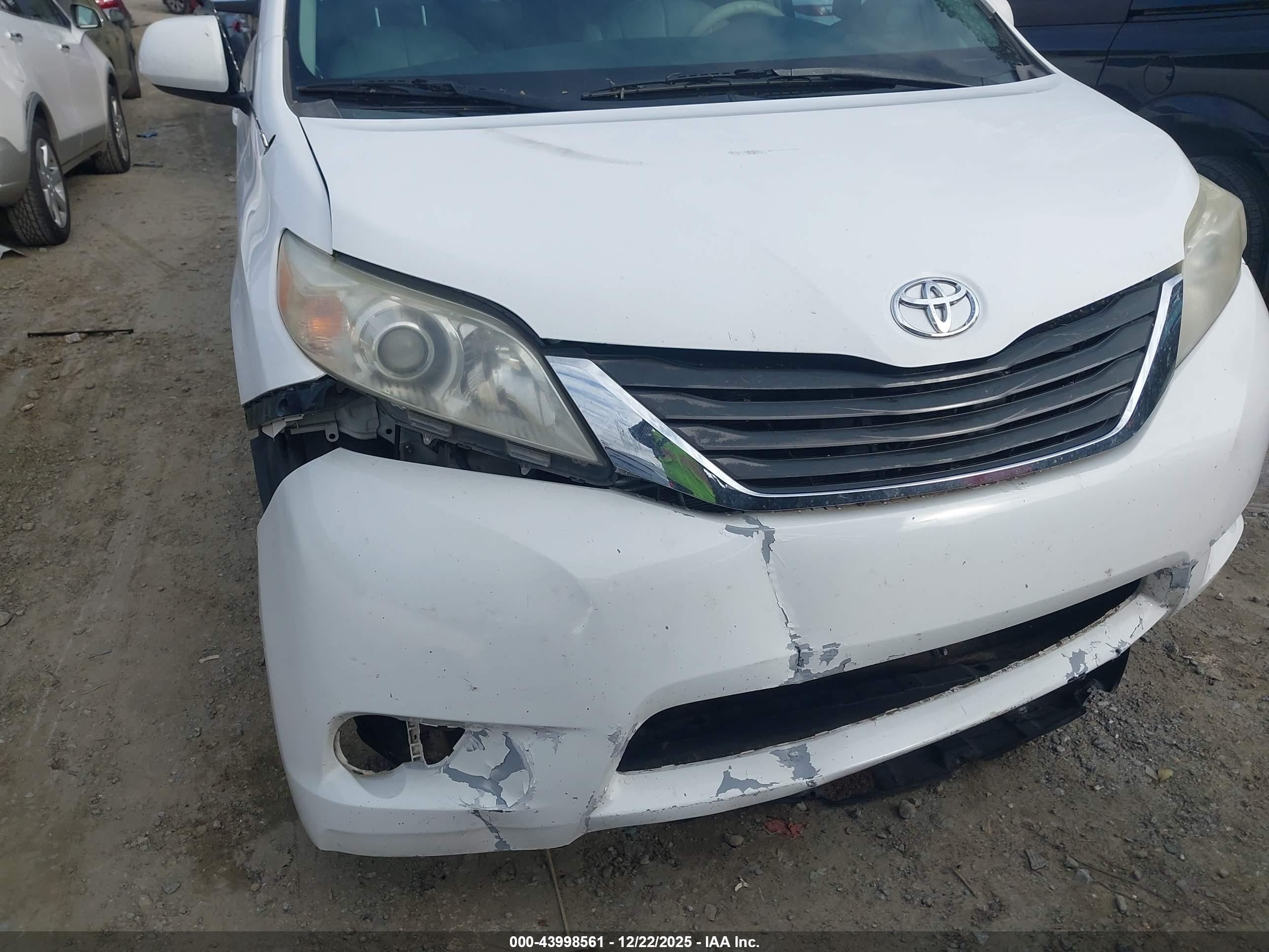 TOYOTA SIENNA image 6
