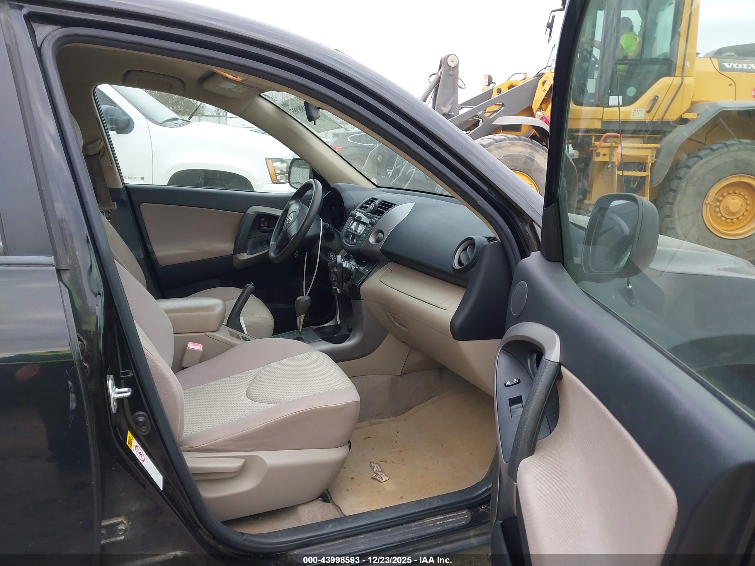 TOYOTA RAV4 image 5