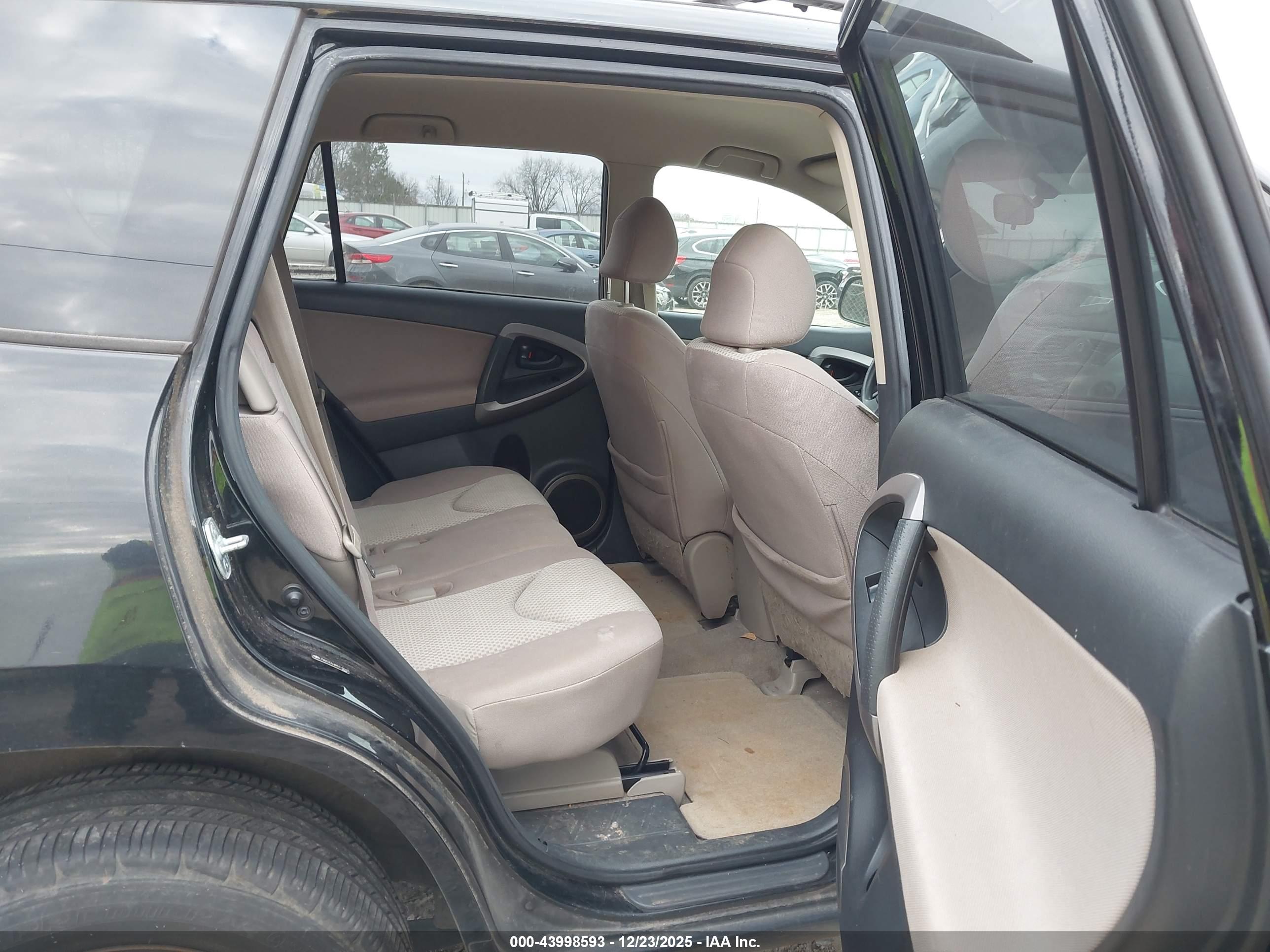 TOYOTA RAV4 image 8