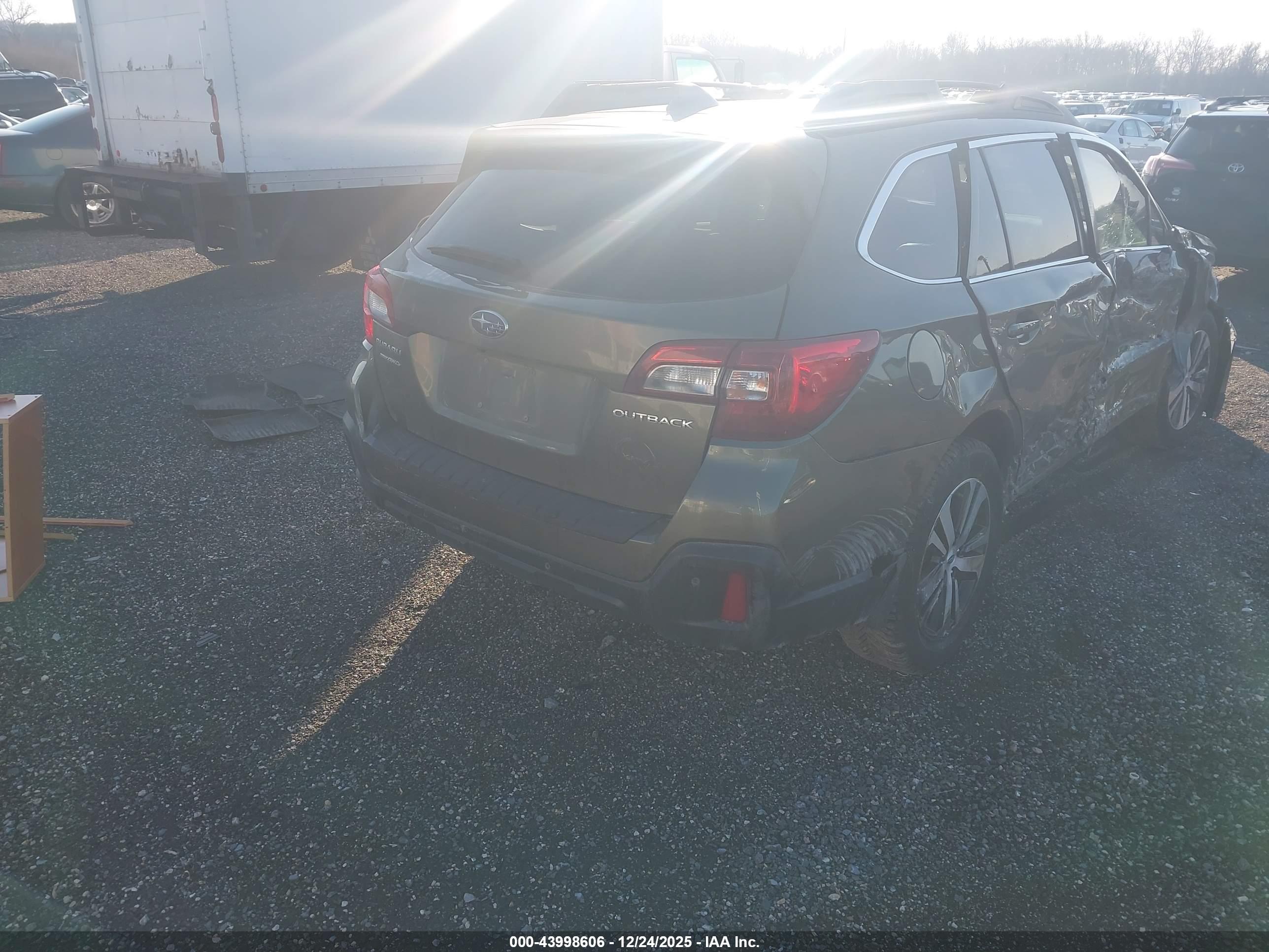 SUBARU OUTBACK image 4