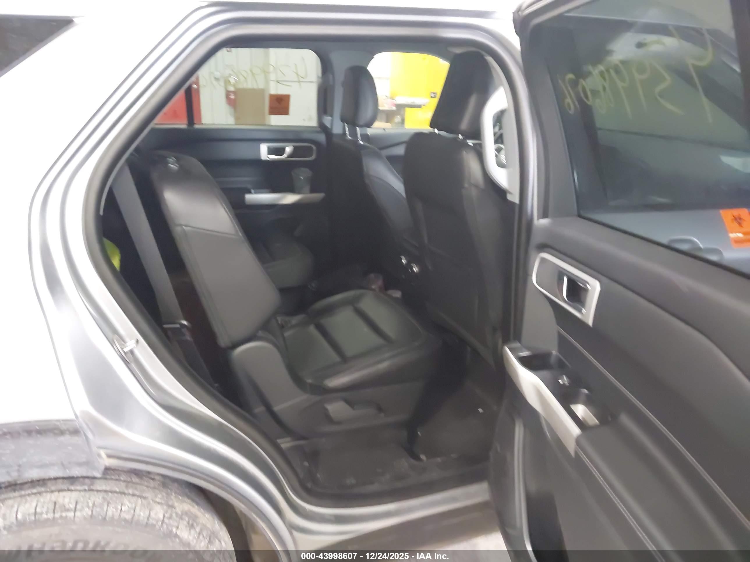 FORD EXPLORER image 8