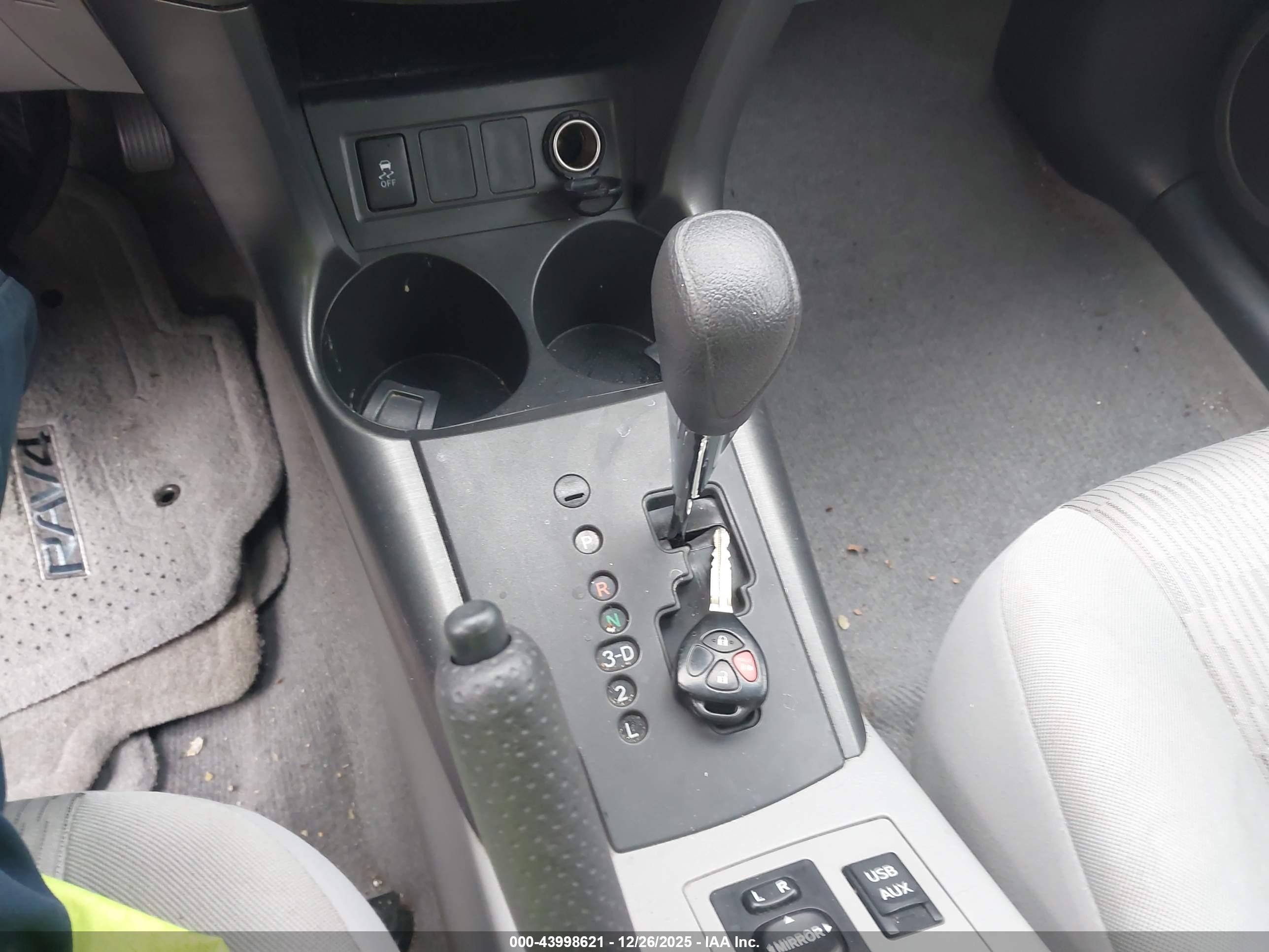 TOYOTA RAV4 image 11