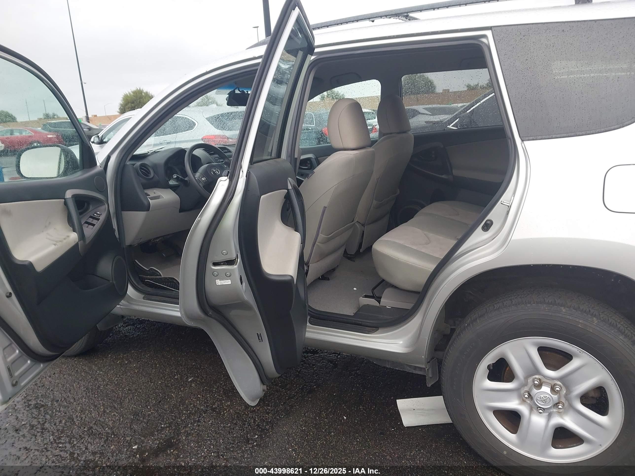 TOYOTA RAV4 image 8
