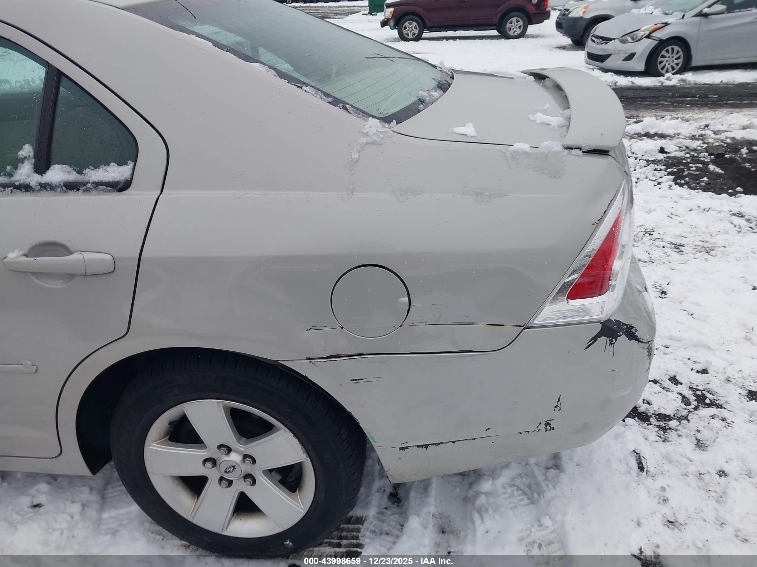 FORD FUSION image 6
