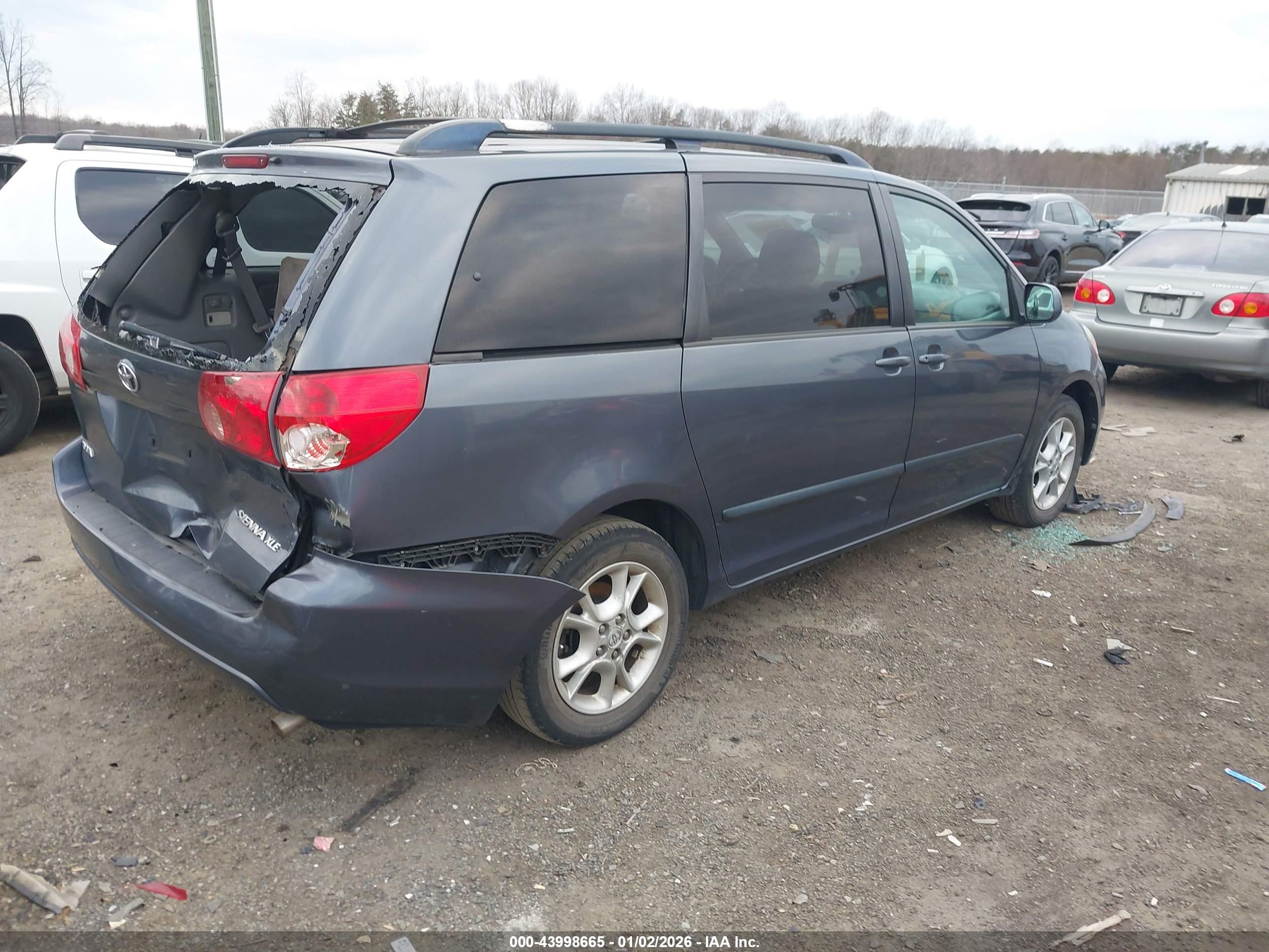 TOYOTA SIENNA image 4