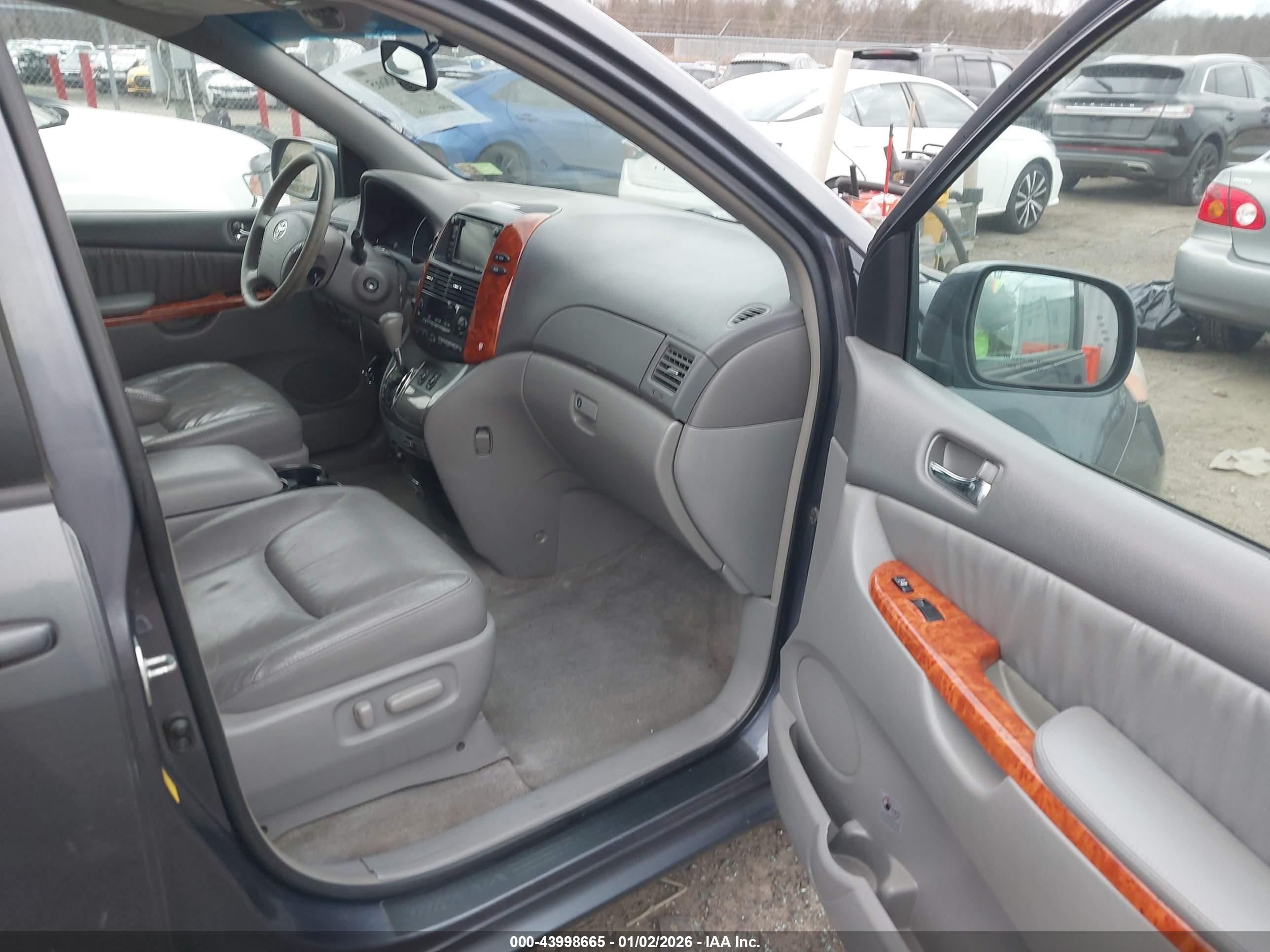 TOYOTA SIENNA image 5