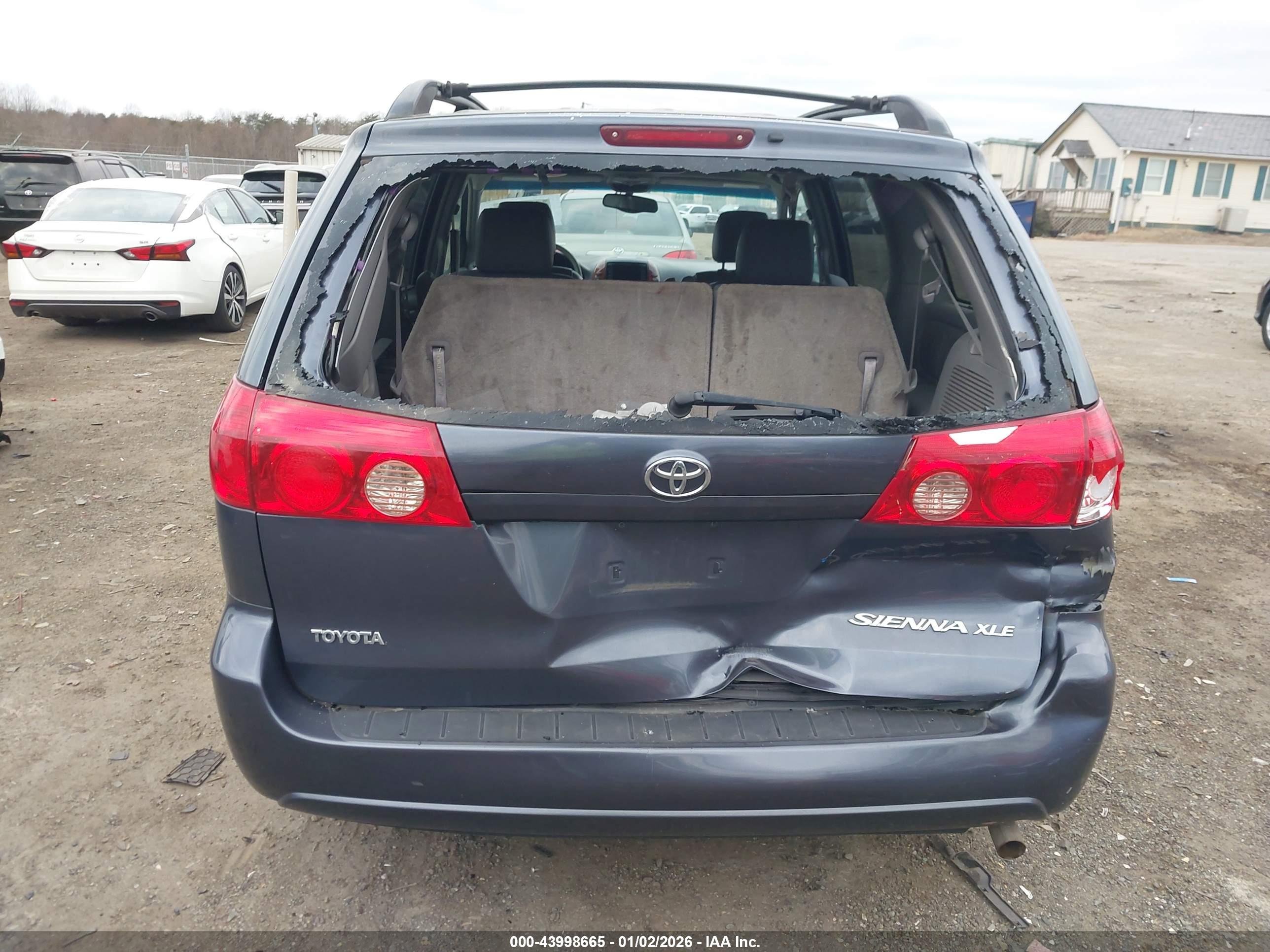 TOYOTA SIENNA image 6