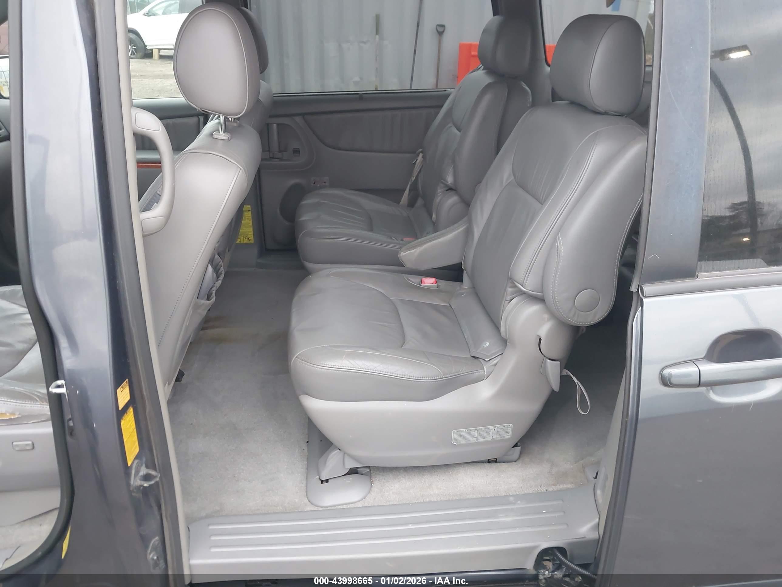 TOYOTA SIENNA image 8