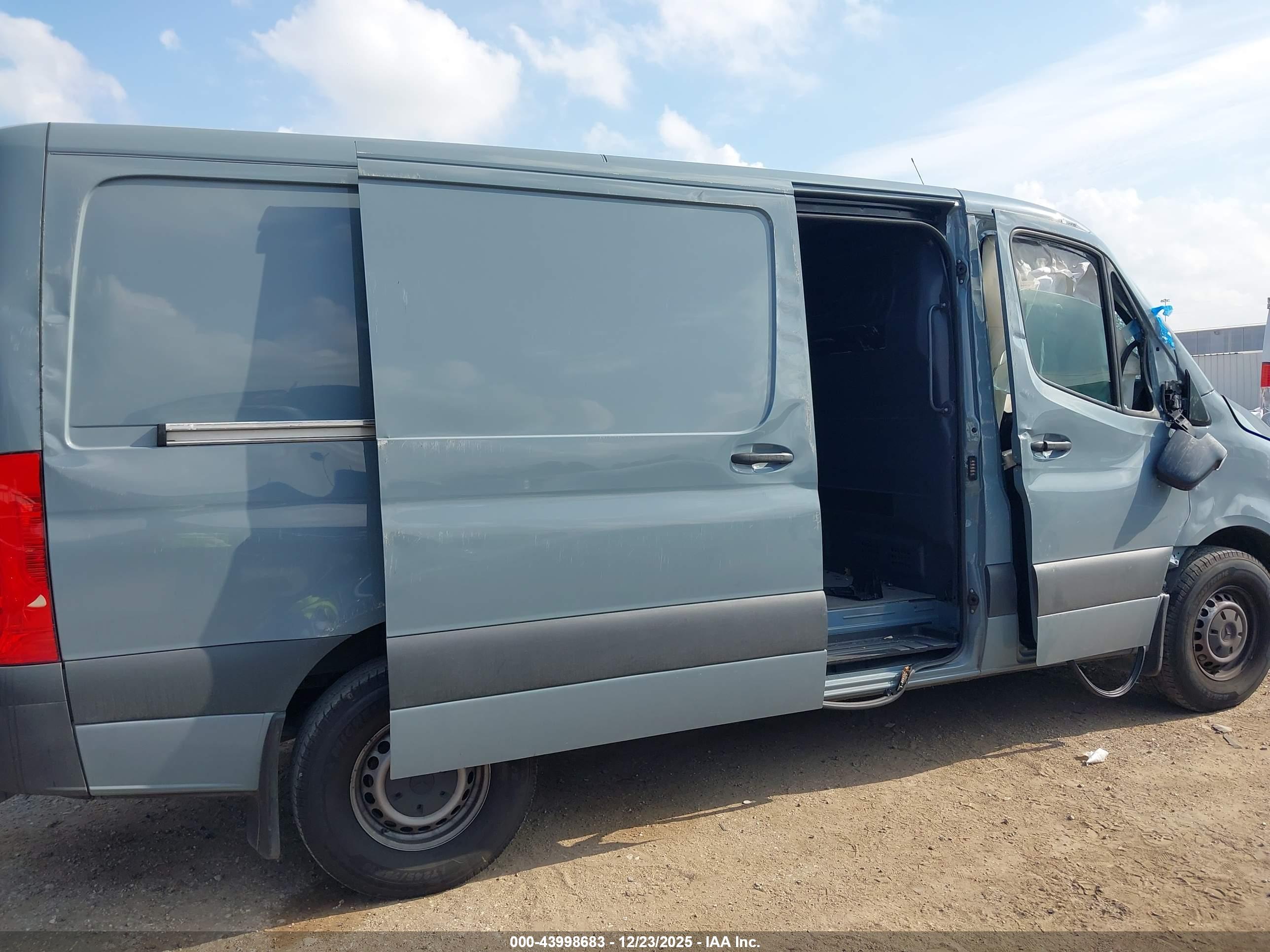 MERCEDES-BENZ SPRINTER image 6