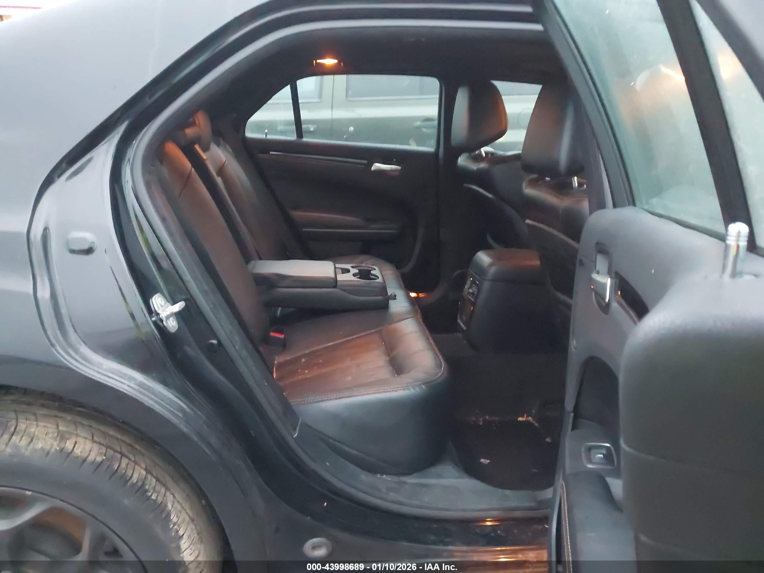 CHRYSLER 300 image 8