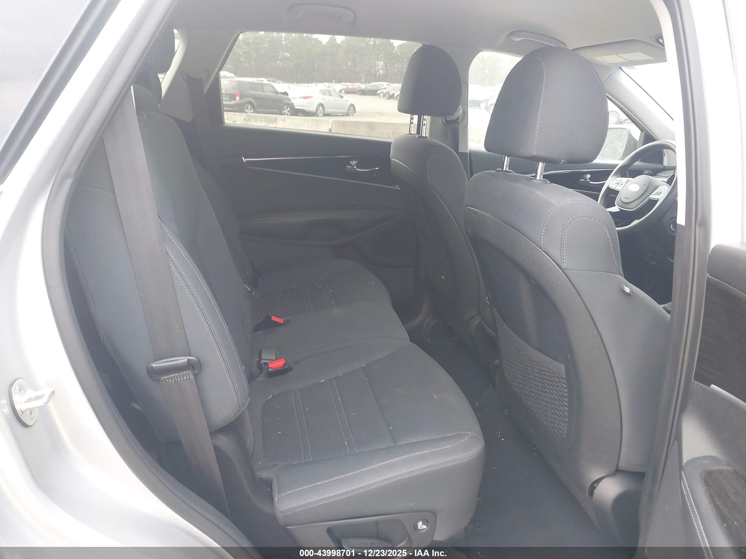 KIA SORENTO image 8