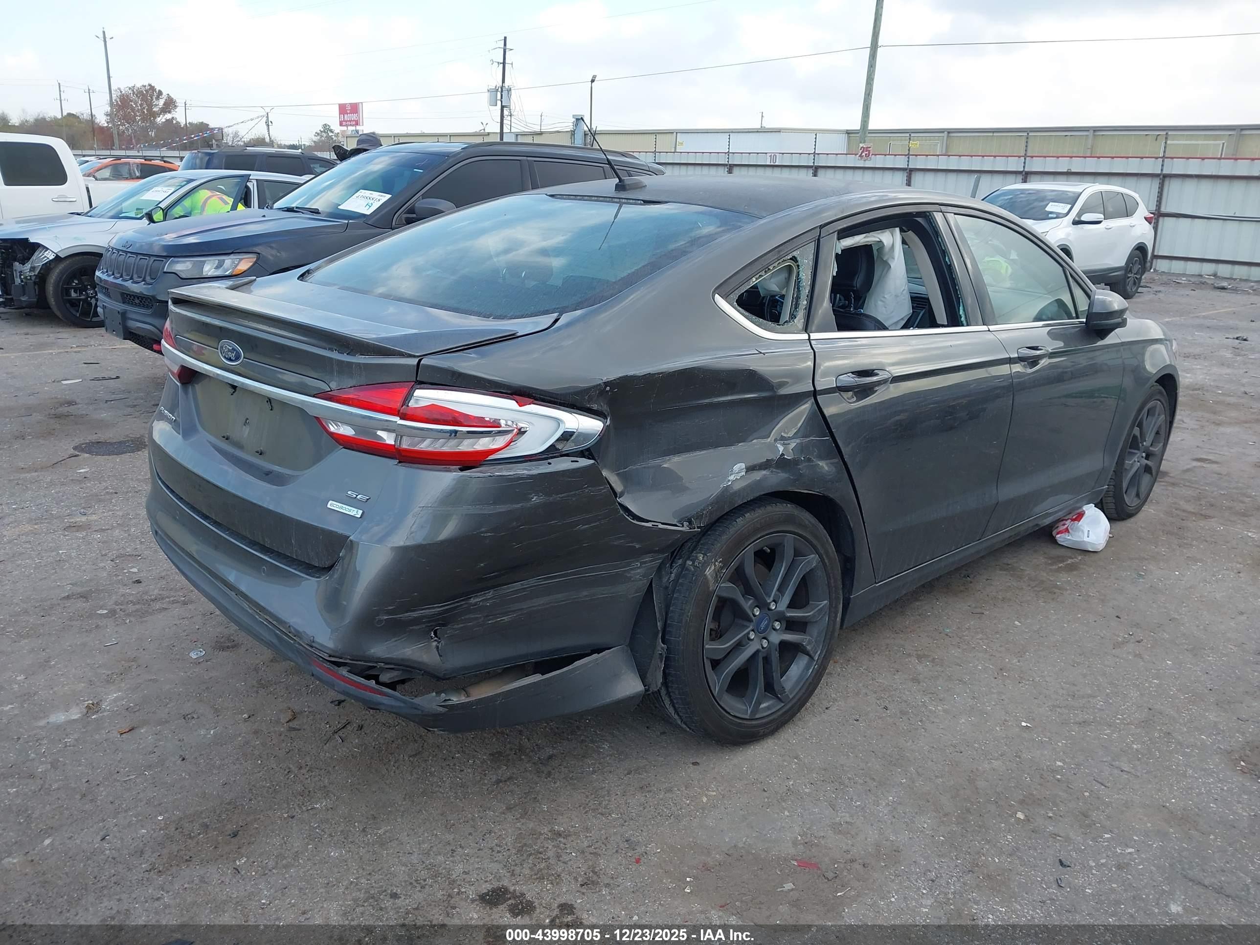 FORD FUSION image 4