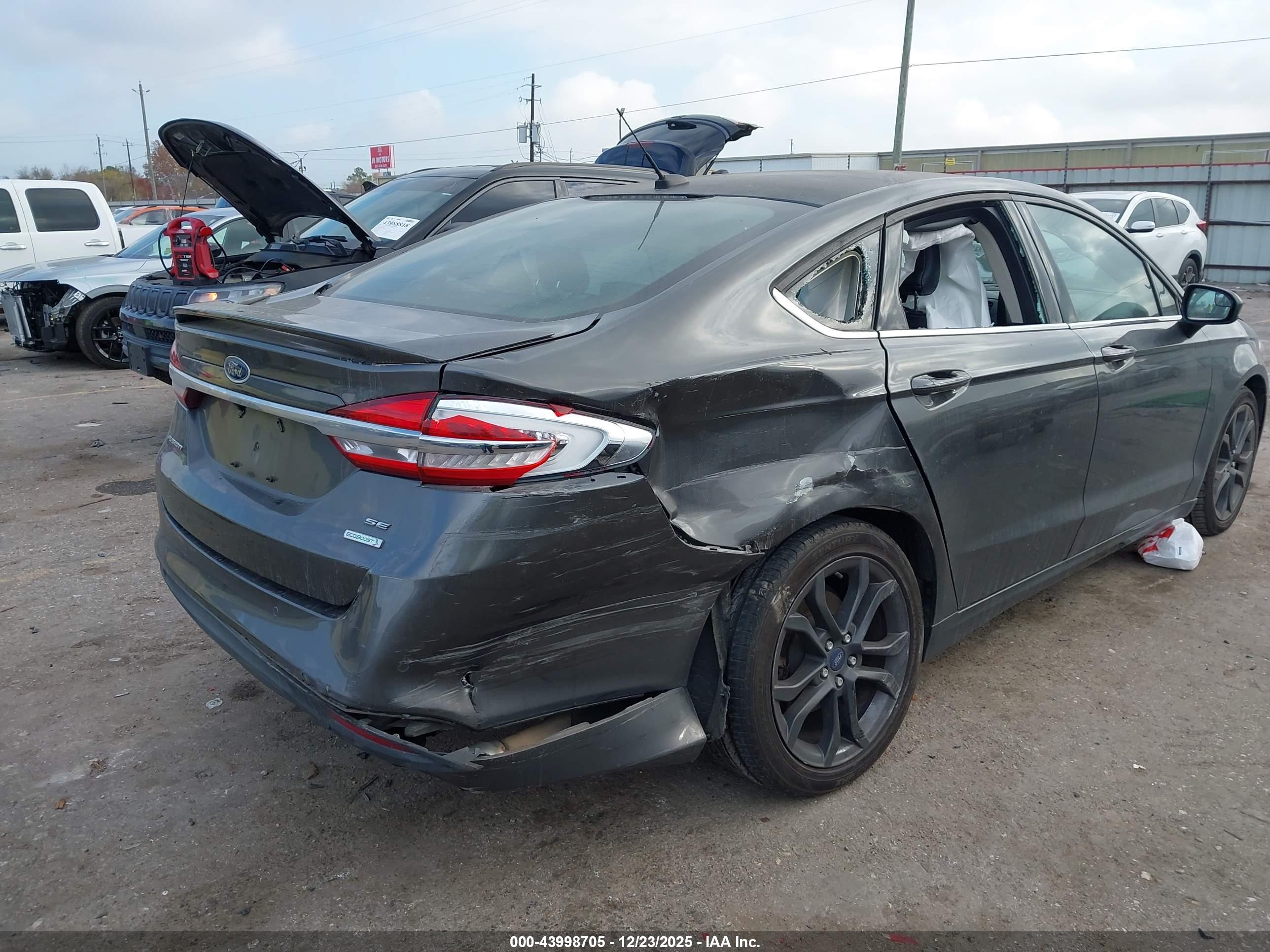 FORD FUSION image 6